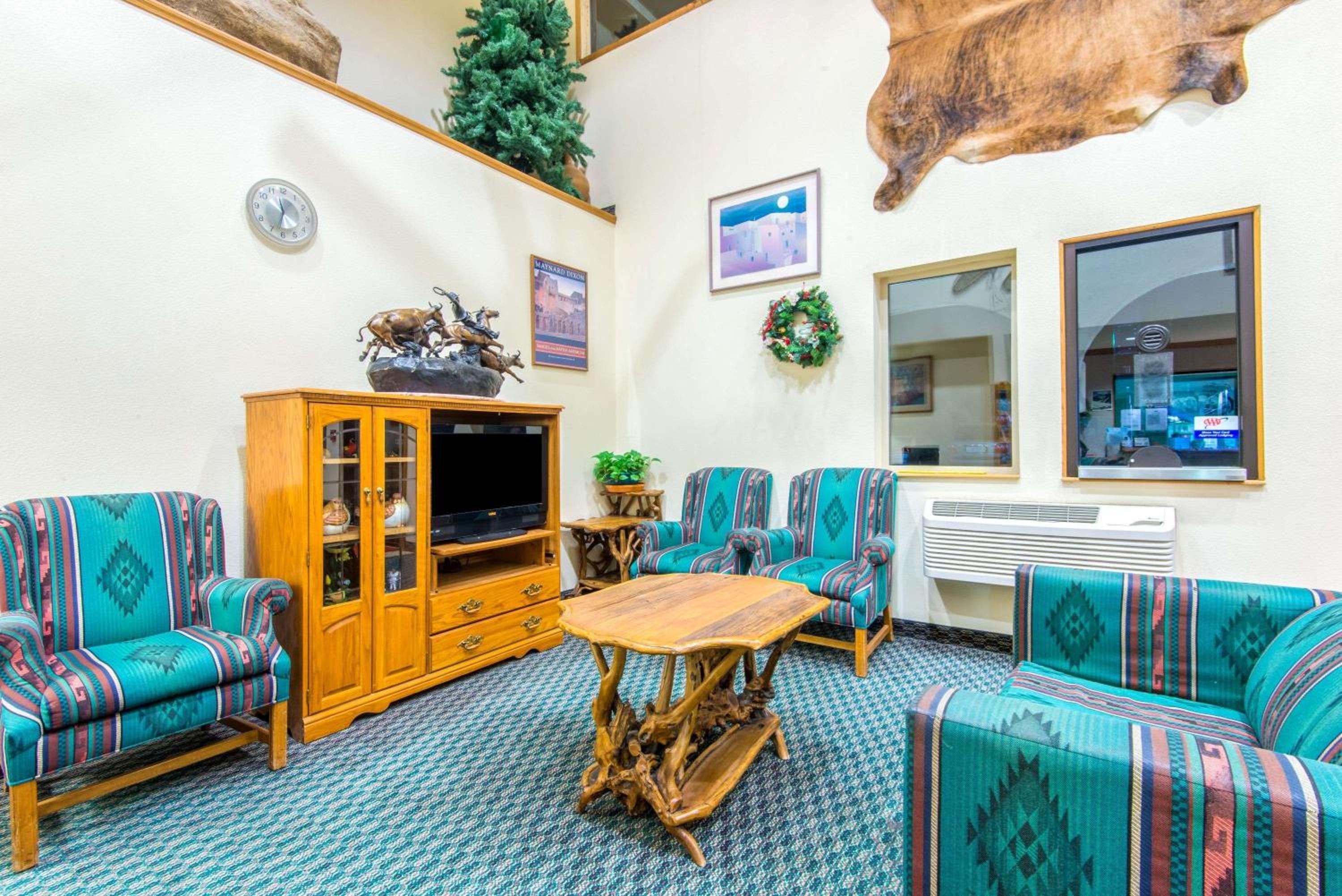 Salida Vacations - Super 8 by Wyndham Buena Vista - Property Image 3