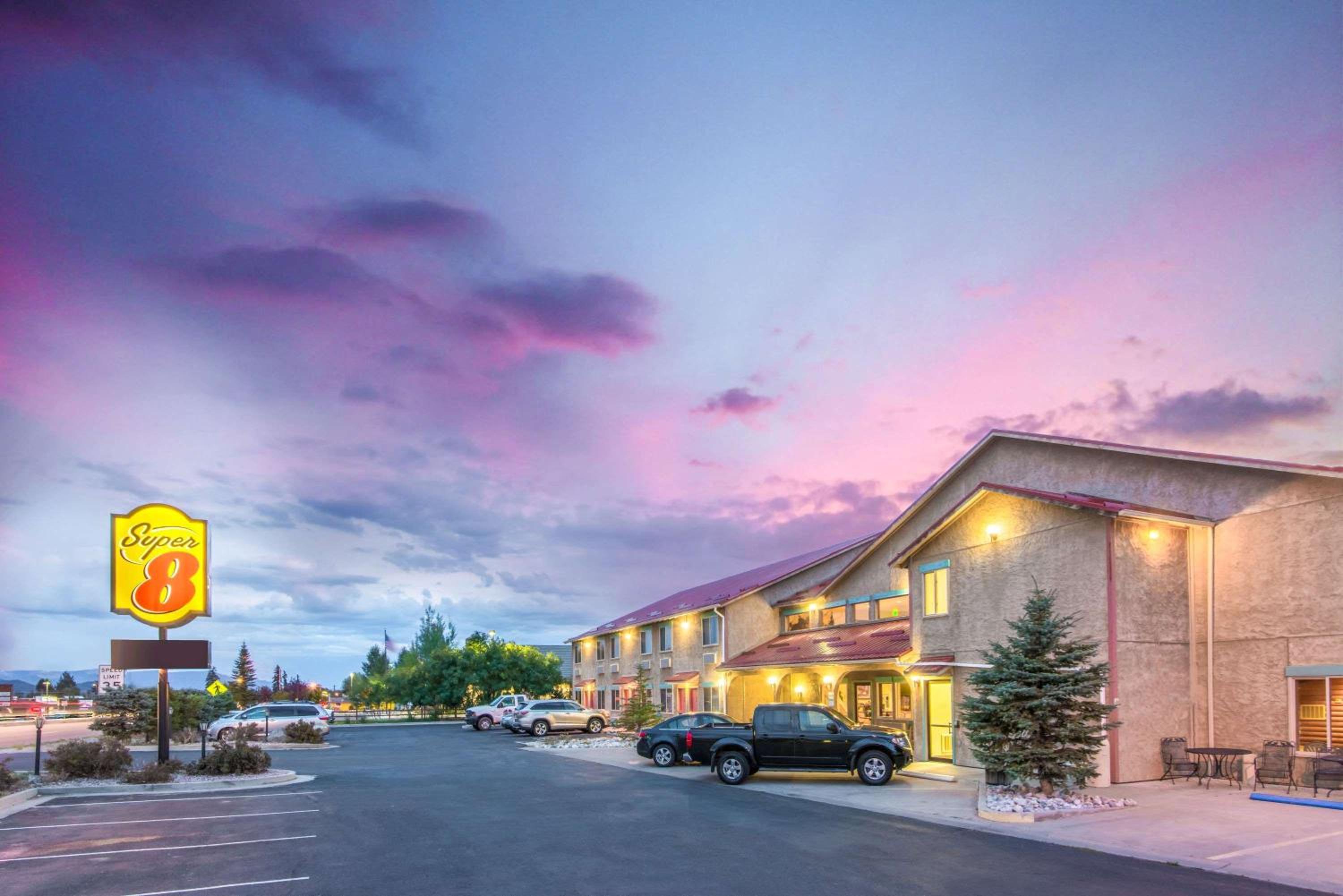 Salida Vacations - Super 8 by Wyndham Buena Vista - Property Image 2