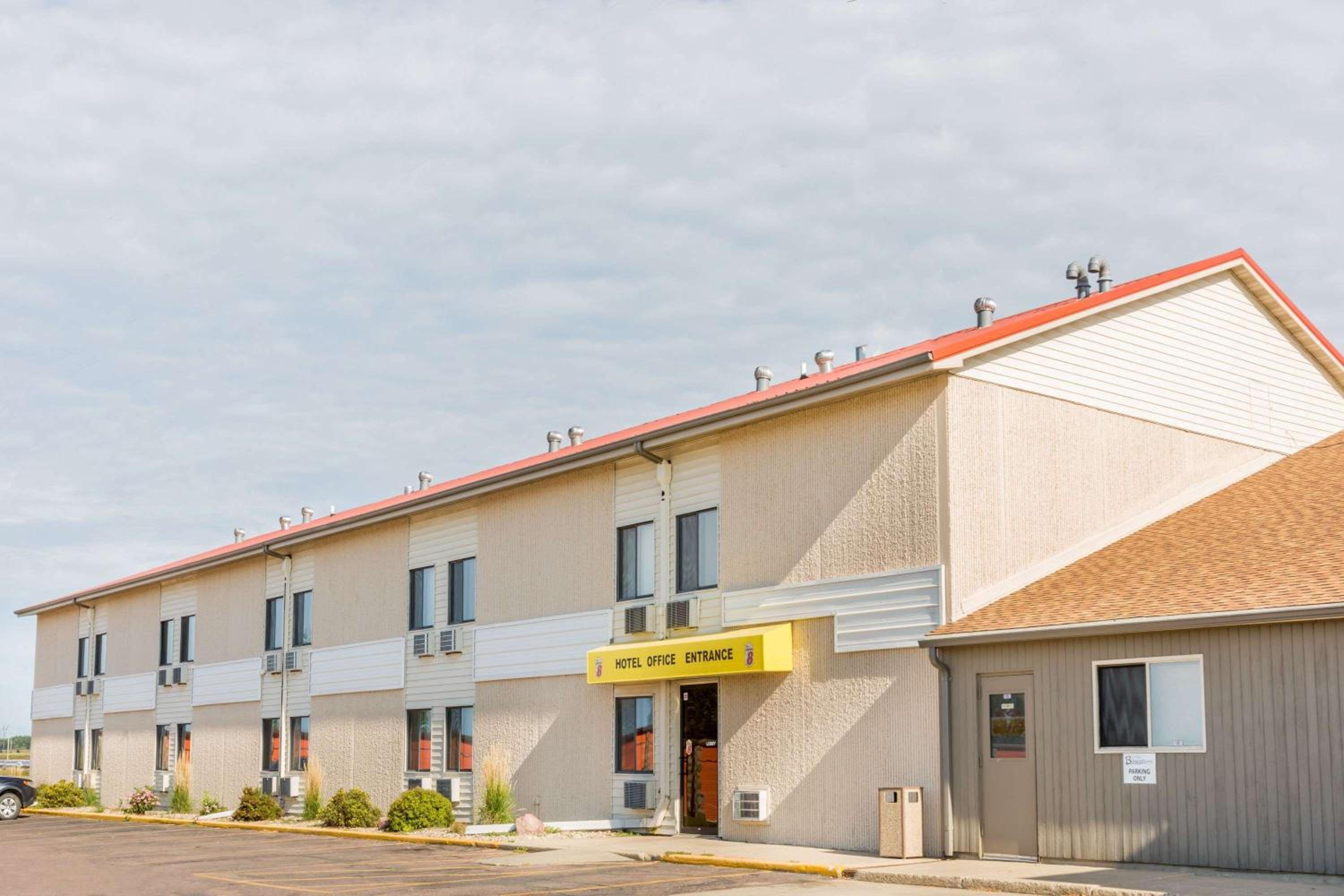 Super 8 by Wyndham Luverne view 2
