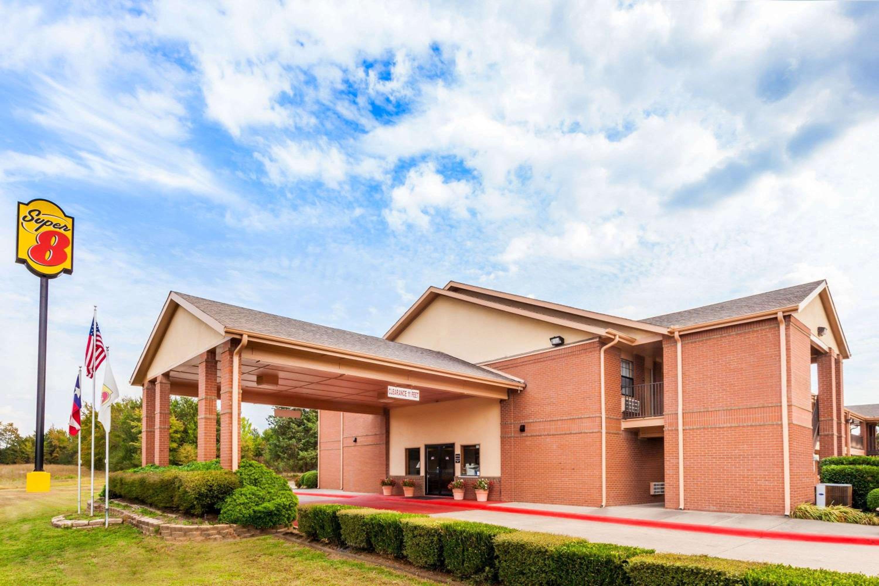 Sulphur Springs Vacations - Super 8 by Wyndham Mount Vernon - Property Image 1
