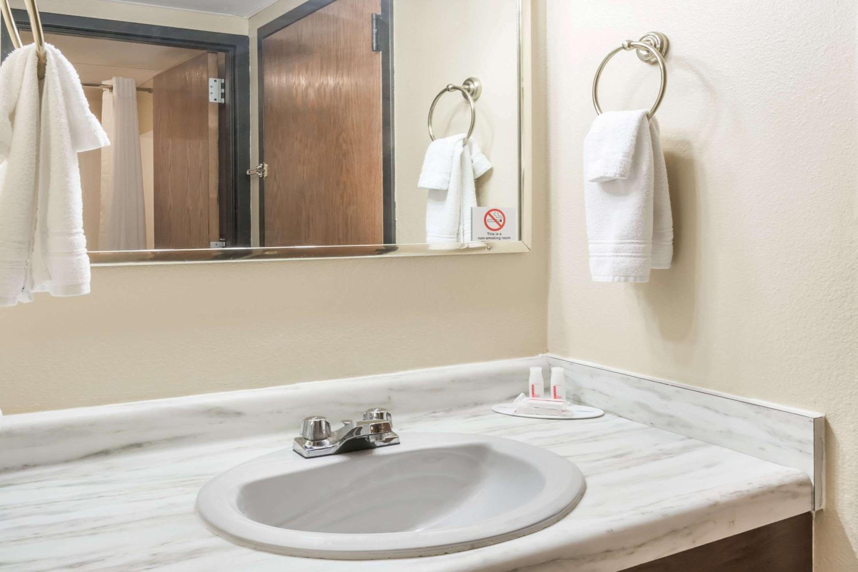 Super 8 by Wyndham Luverne view 5