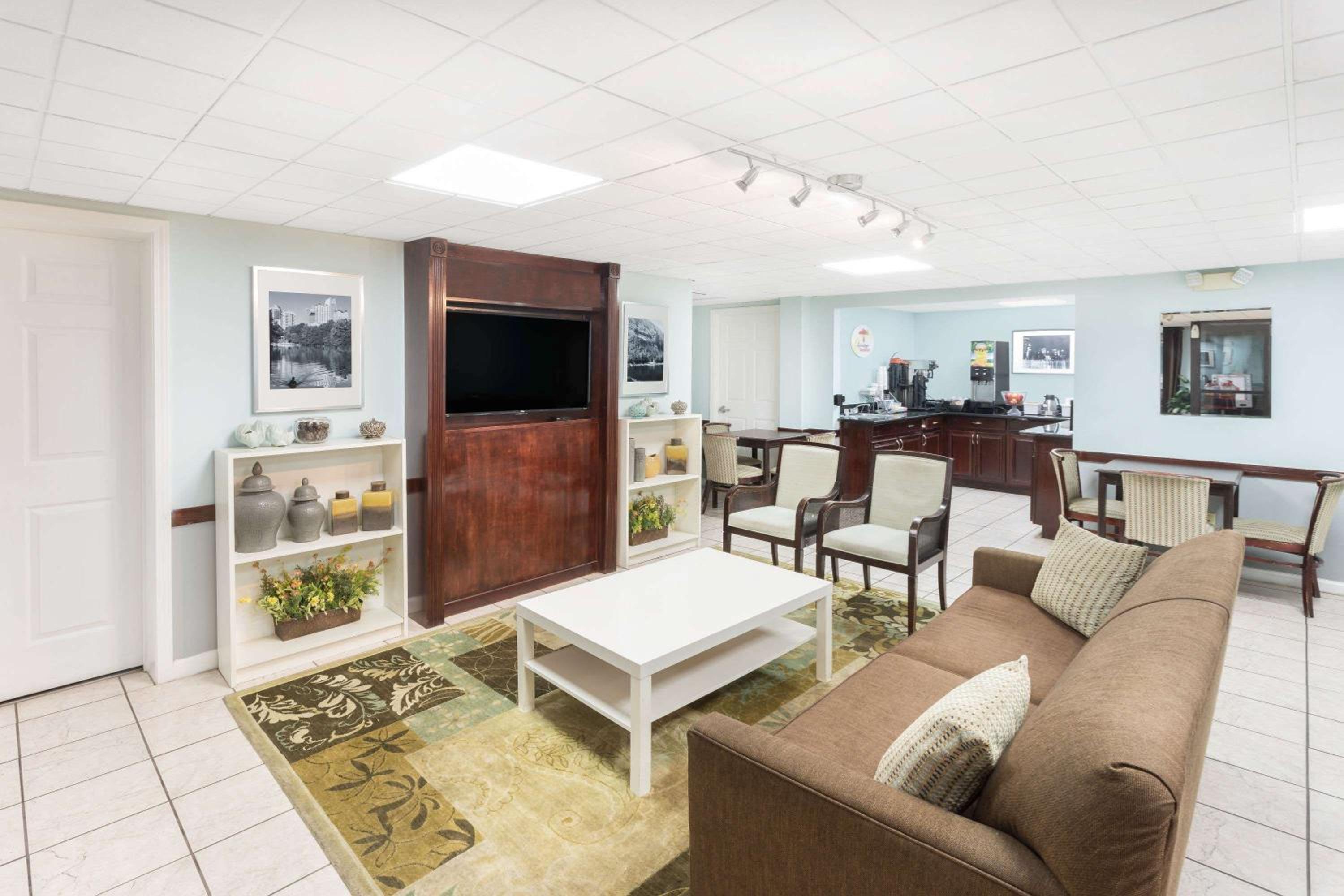 Super 8 by Wyndham Lithonia