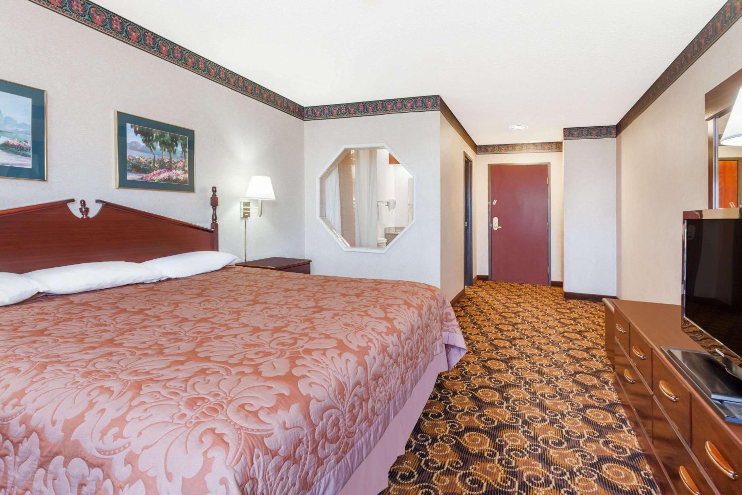 Super 8 by Wyndham Evansville North view 4