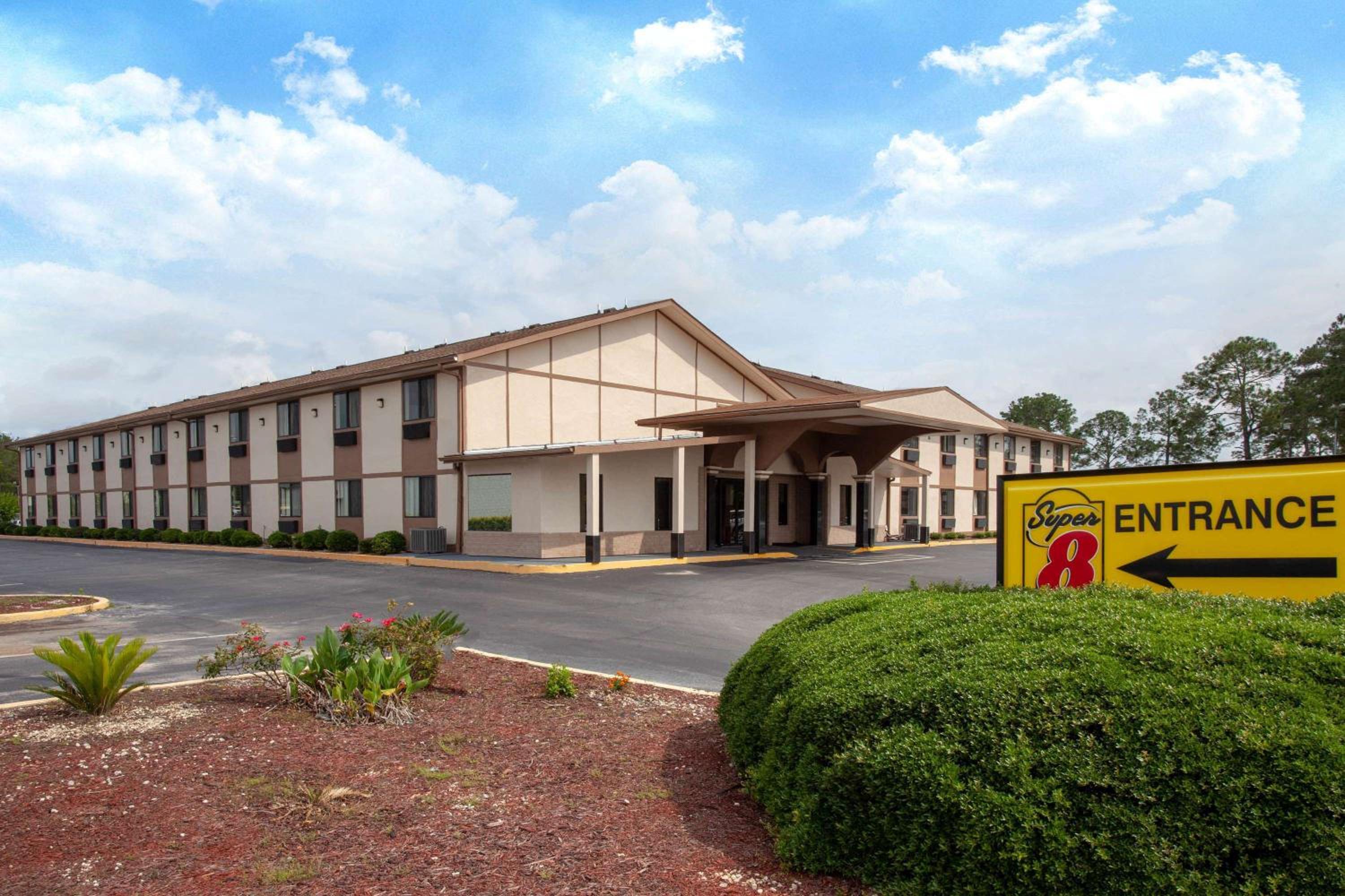 Waycross Vacations - Super 8 by Wyndham Waycross GA - Property Image 1