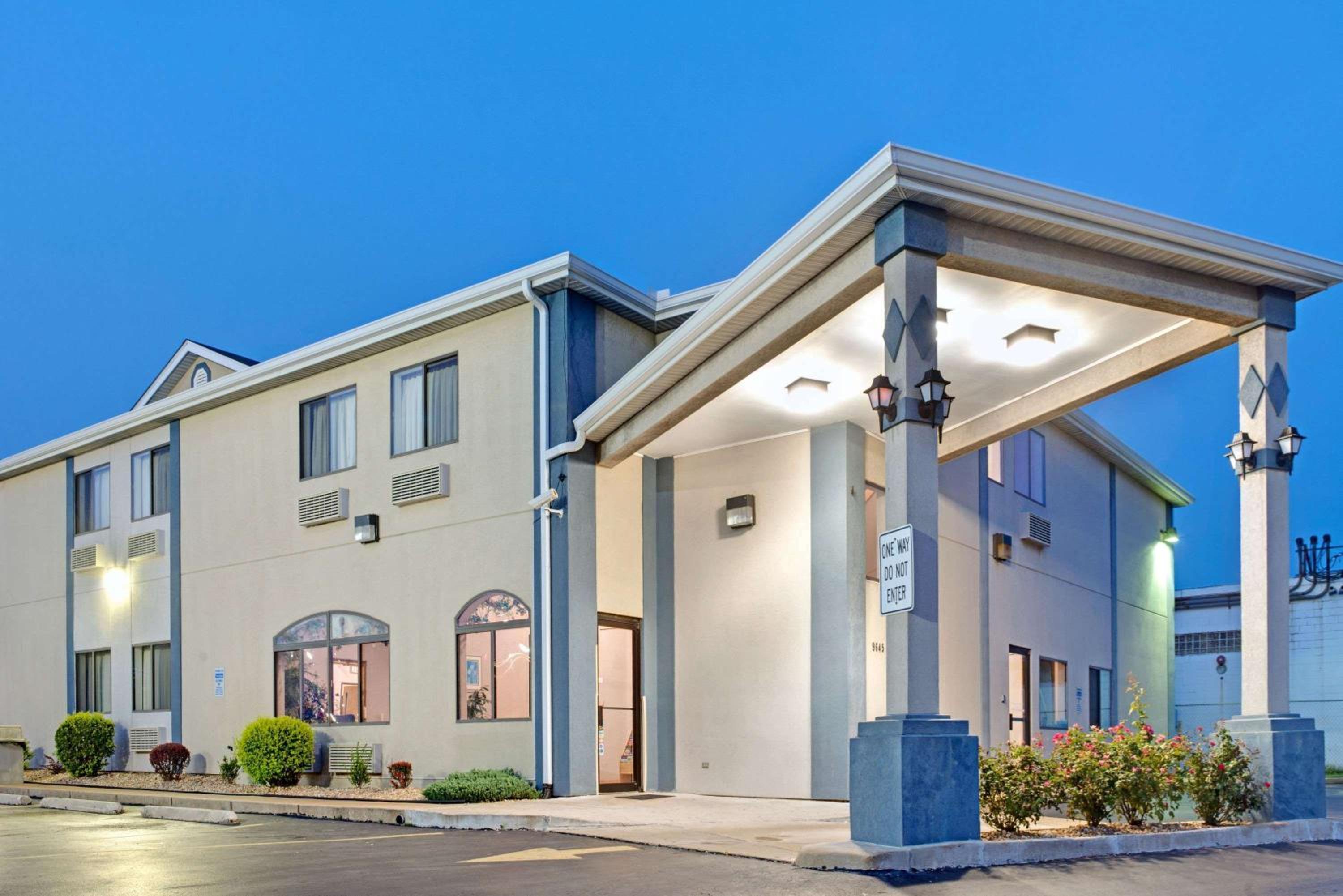 St Louis Vacations - Travelodge by Wyndham St. Louis - Property Image 1