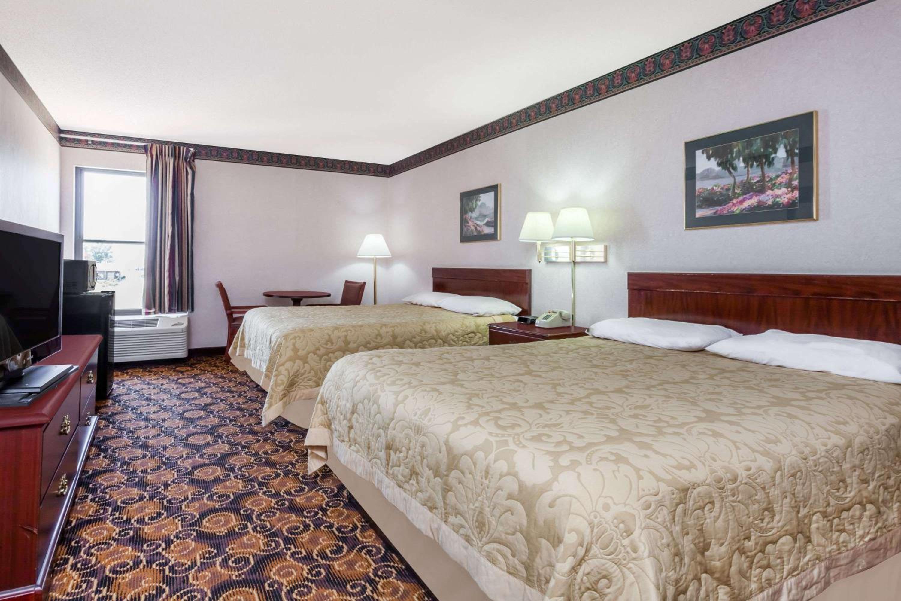 Super 8 by Wyndham Evansville North view 5