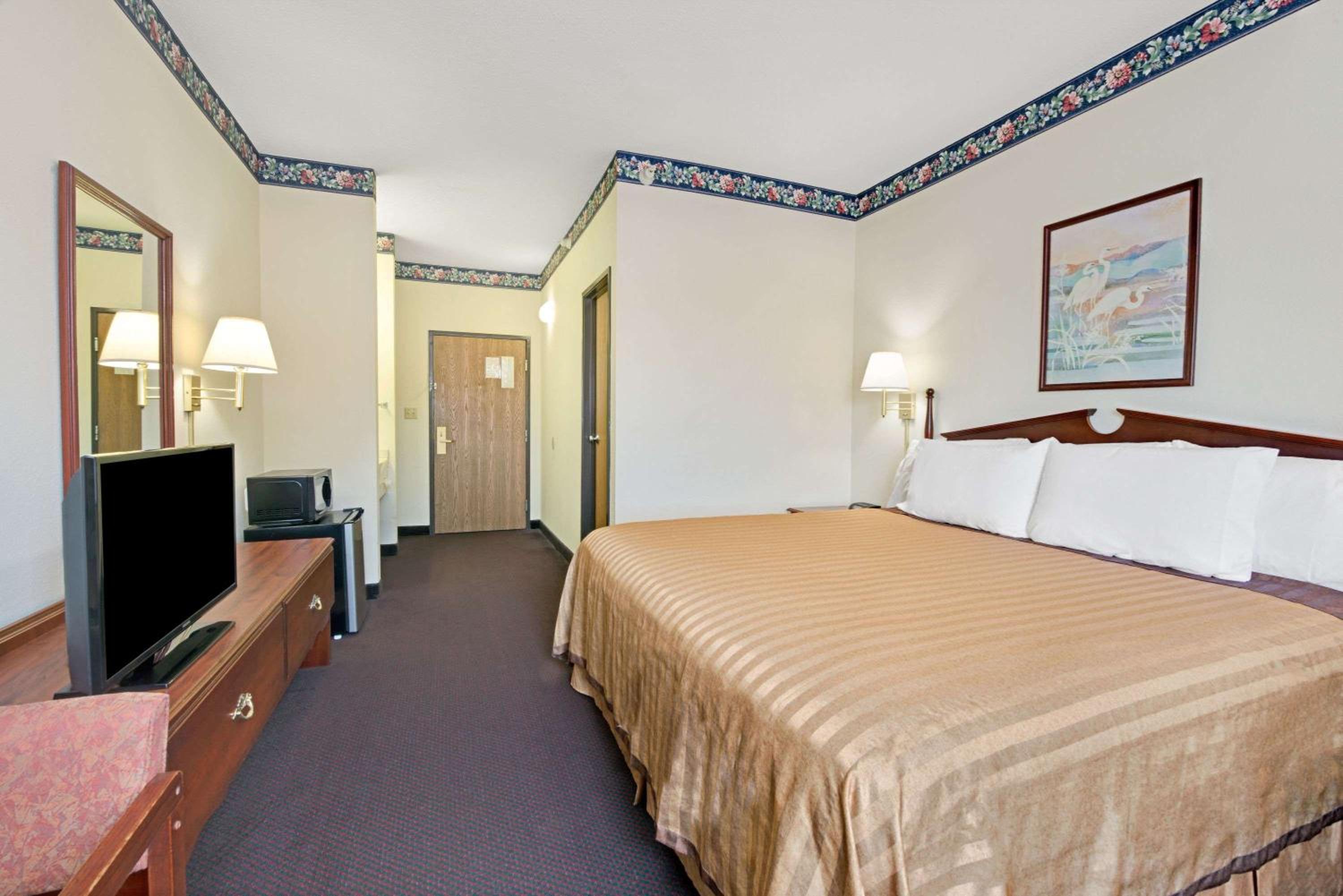 St Louis Vacations - Travelodge by Wyndham St. Louis - Property Image 5