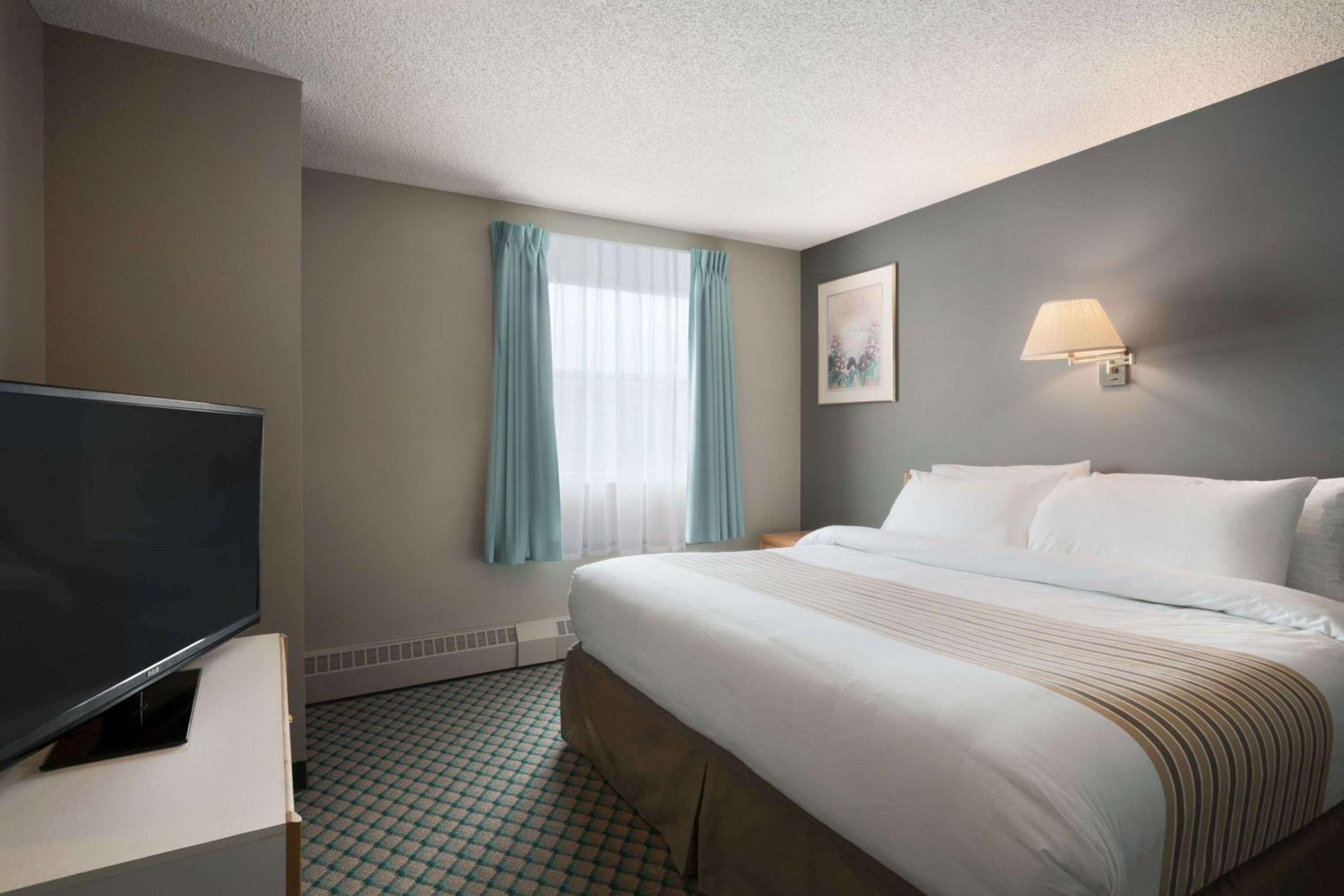 Leduc Vacations - Travelodge by Wyndham Edmonton Airport - Property Image 11