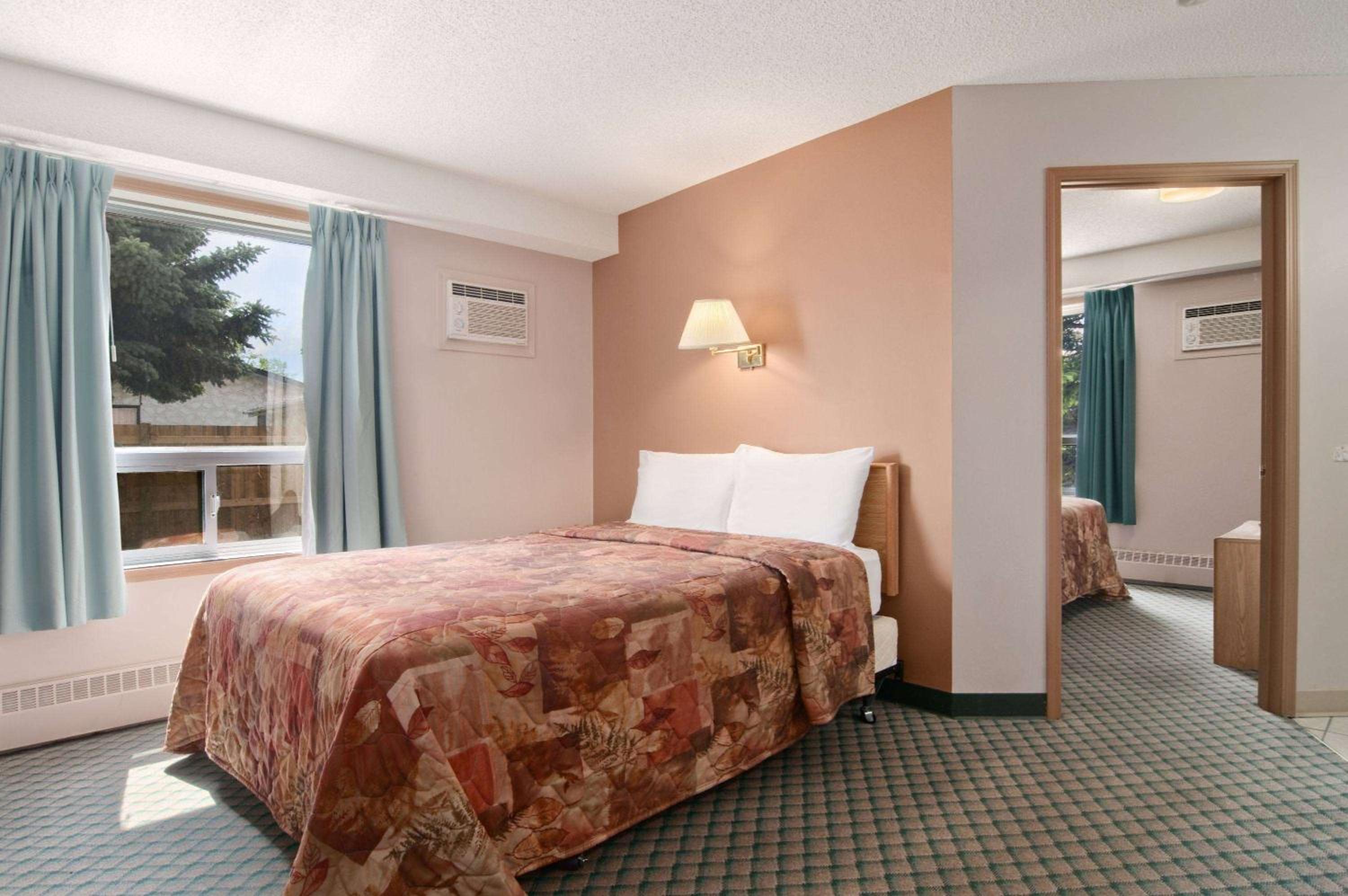 Leduc Vacations - Travelodge by Wyndham Edmonton Airport - Property Image 8