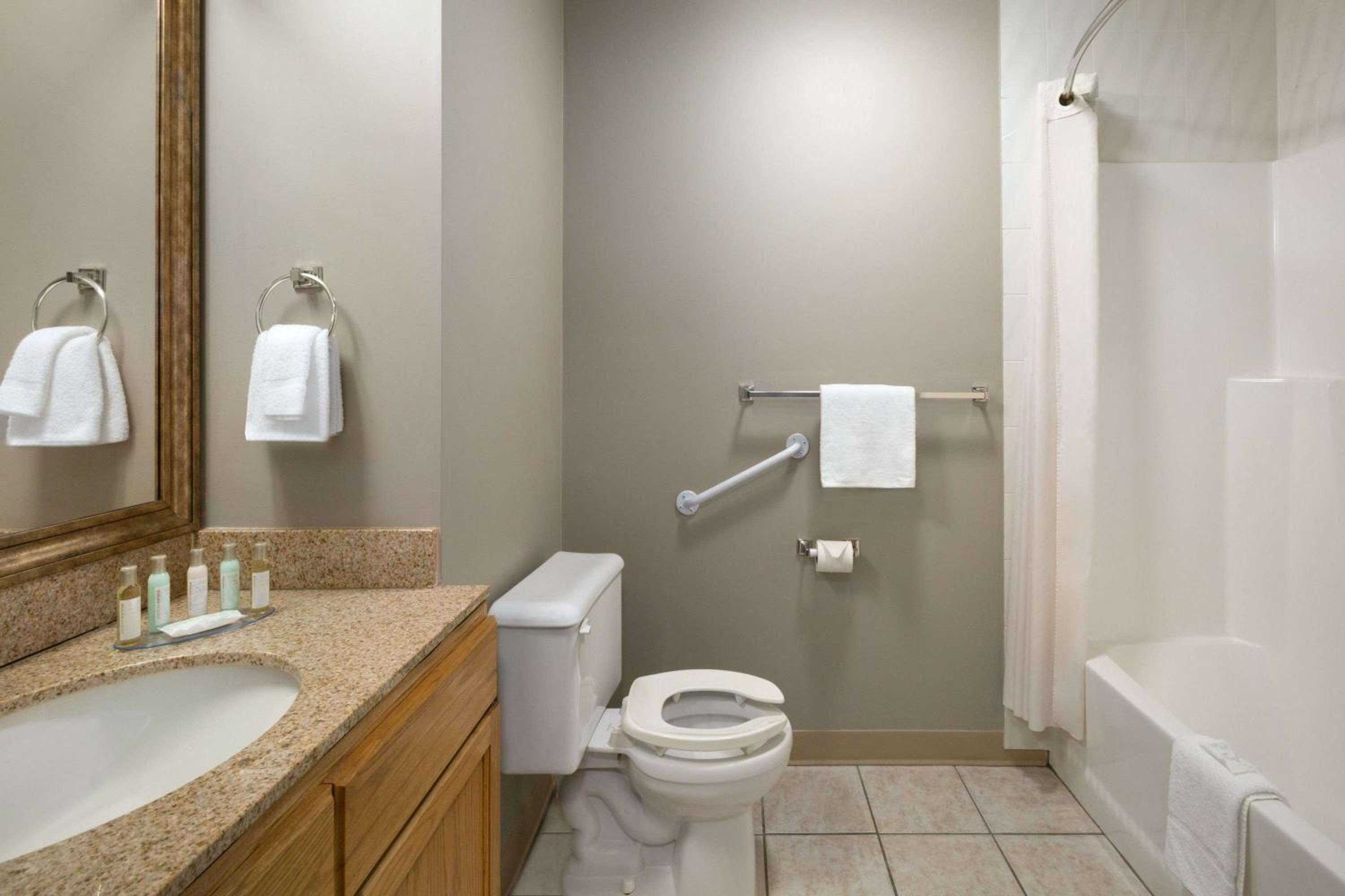 Leduc Vacations - Travelodge by Wyndham Edmonton Airport - Property Image 7