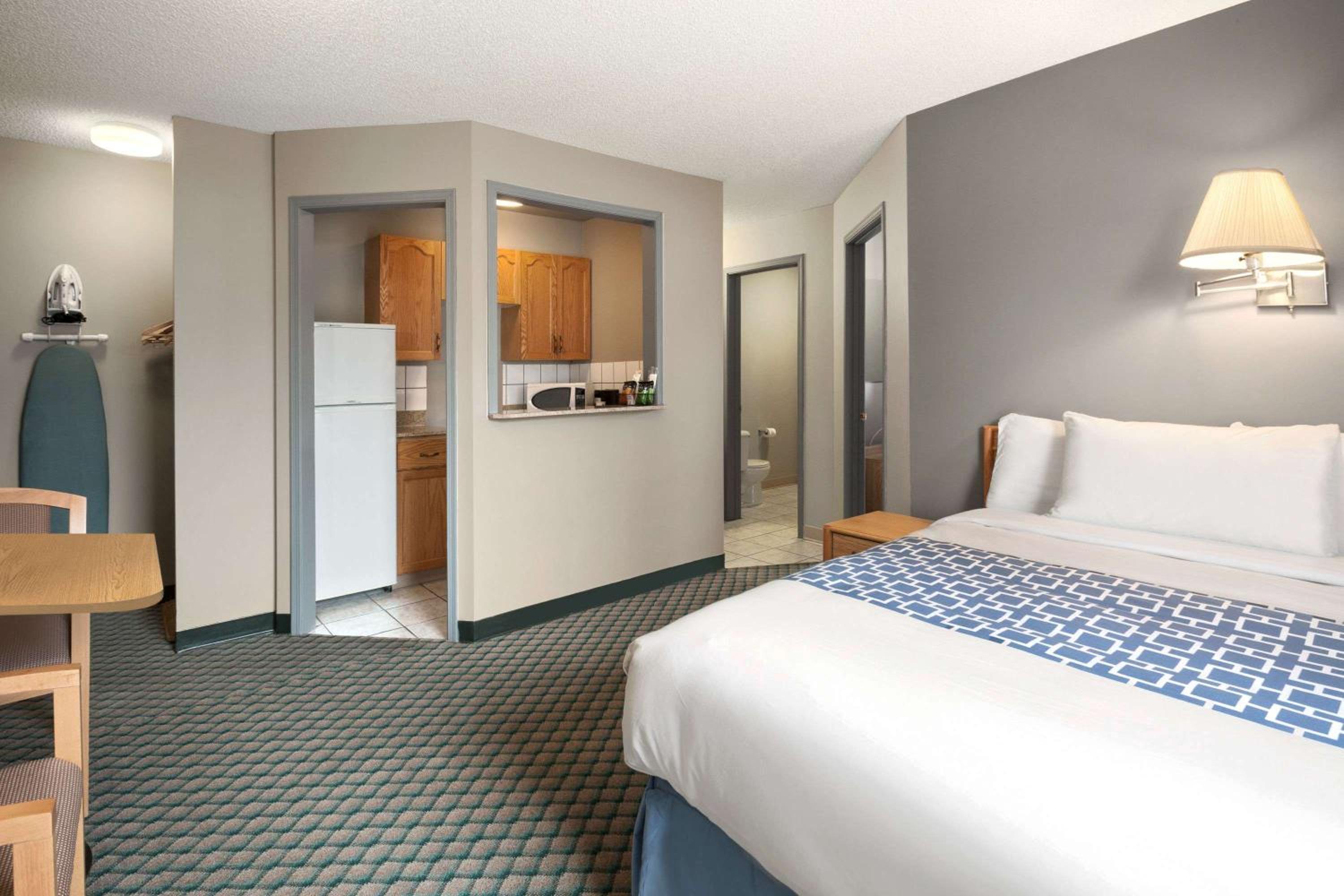 Leduc Vacations - Travelodge by Wyndham Edmonton Airport - Property Image 3