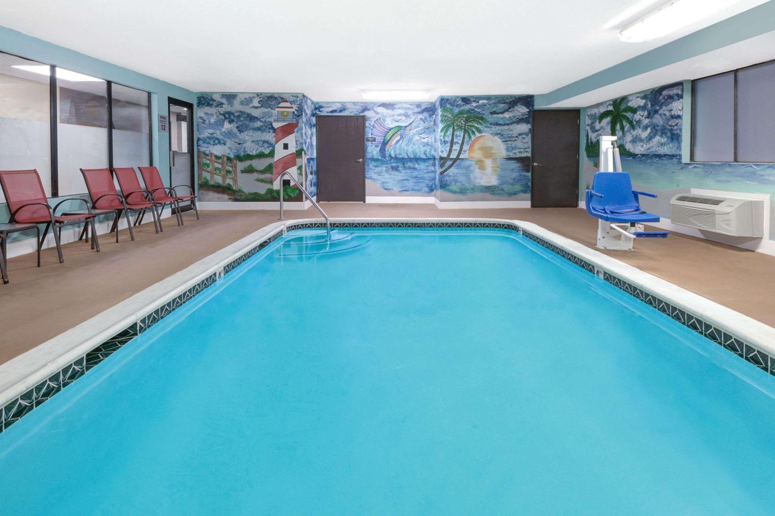 Victoria Vacations - Super 8 by Wyndham Victoria/North/Mall Area - Property Image 1