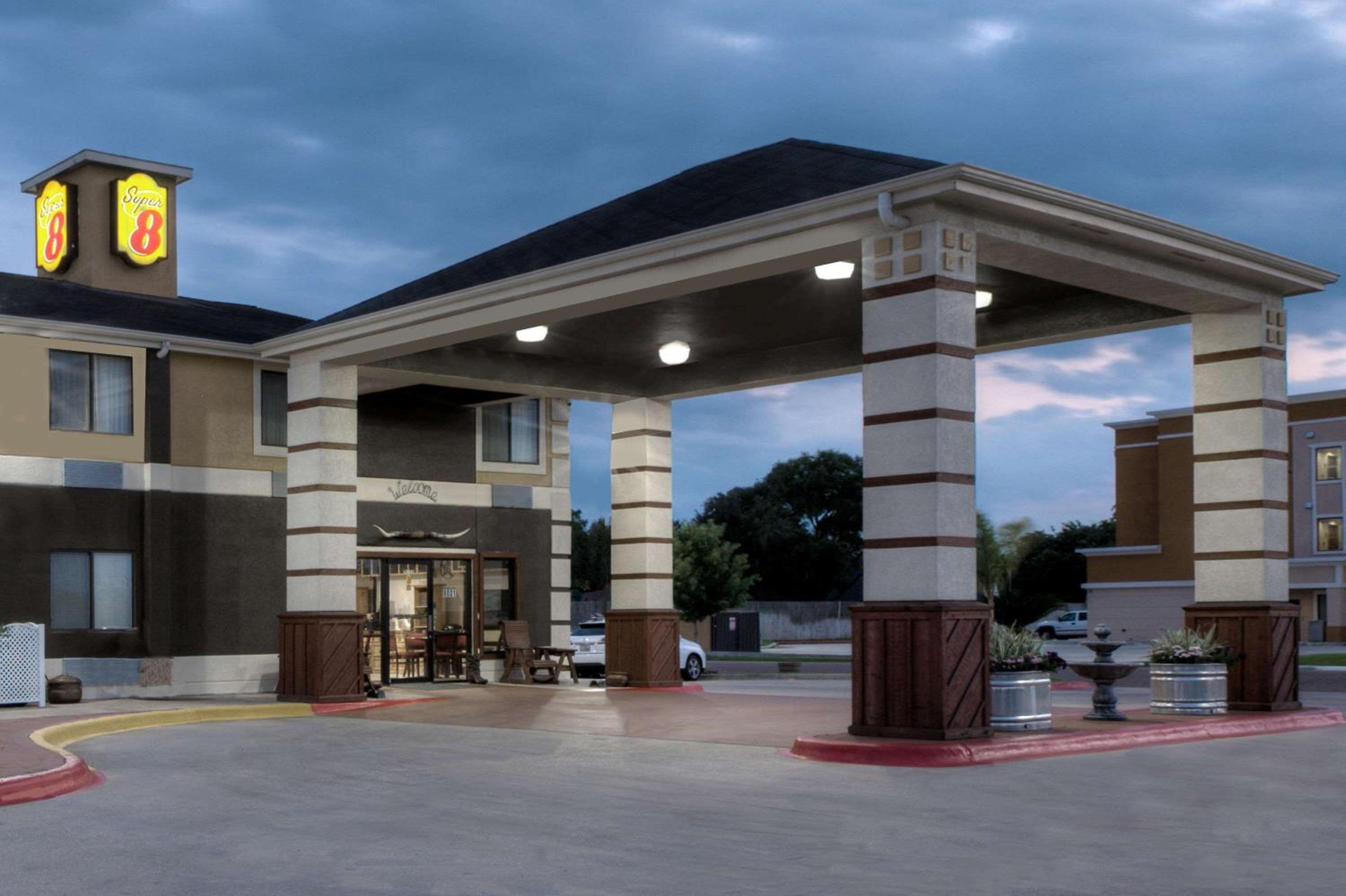 Victoria Vacations - Super 8 by Wyndham Victoria/North/Mall Area - Property Image 3