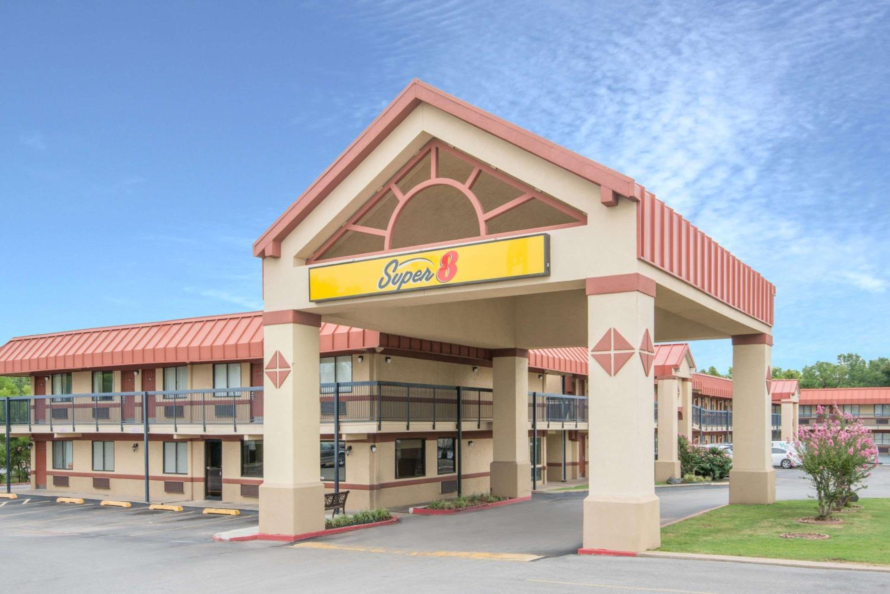 Hotel Super 8 by Wyndham Tulsa - Image 1