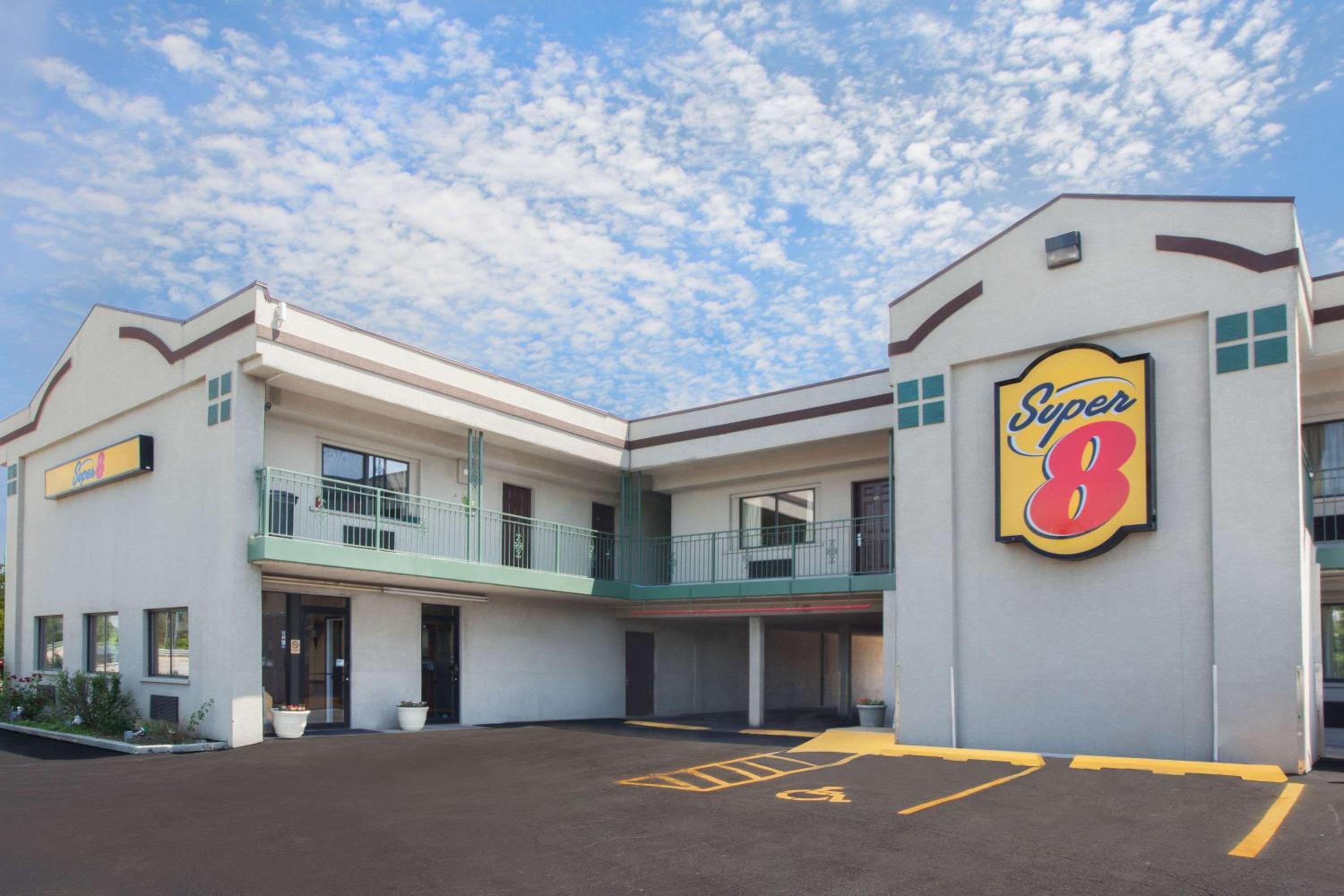 Super 8 by Wyndham Chicago/Rosemont/O'Hare/SE - Property Image 1