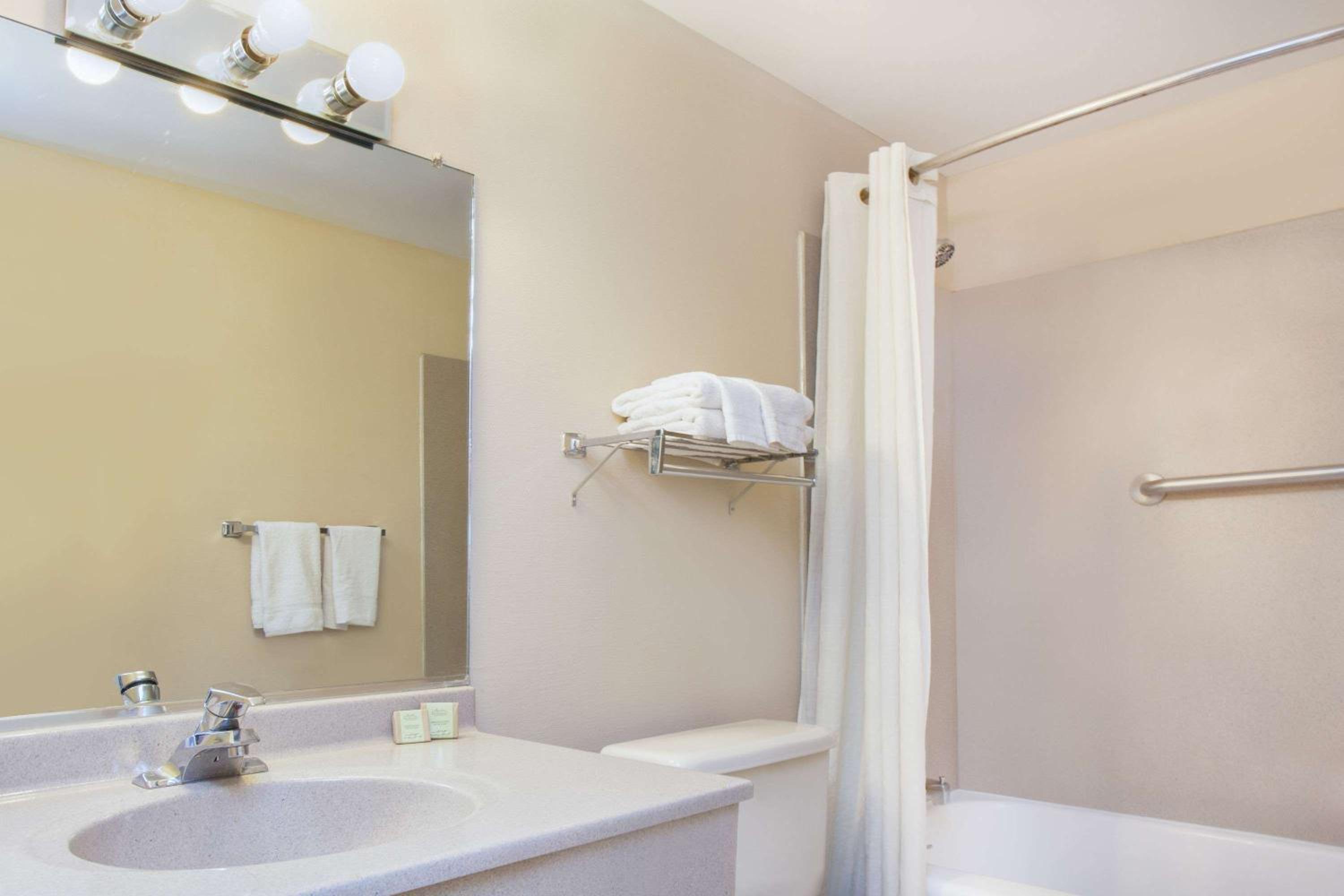 Super 8 by Wyndham Chicago/Rosemont/O'Hare/SE - Property Image 5