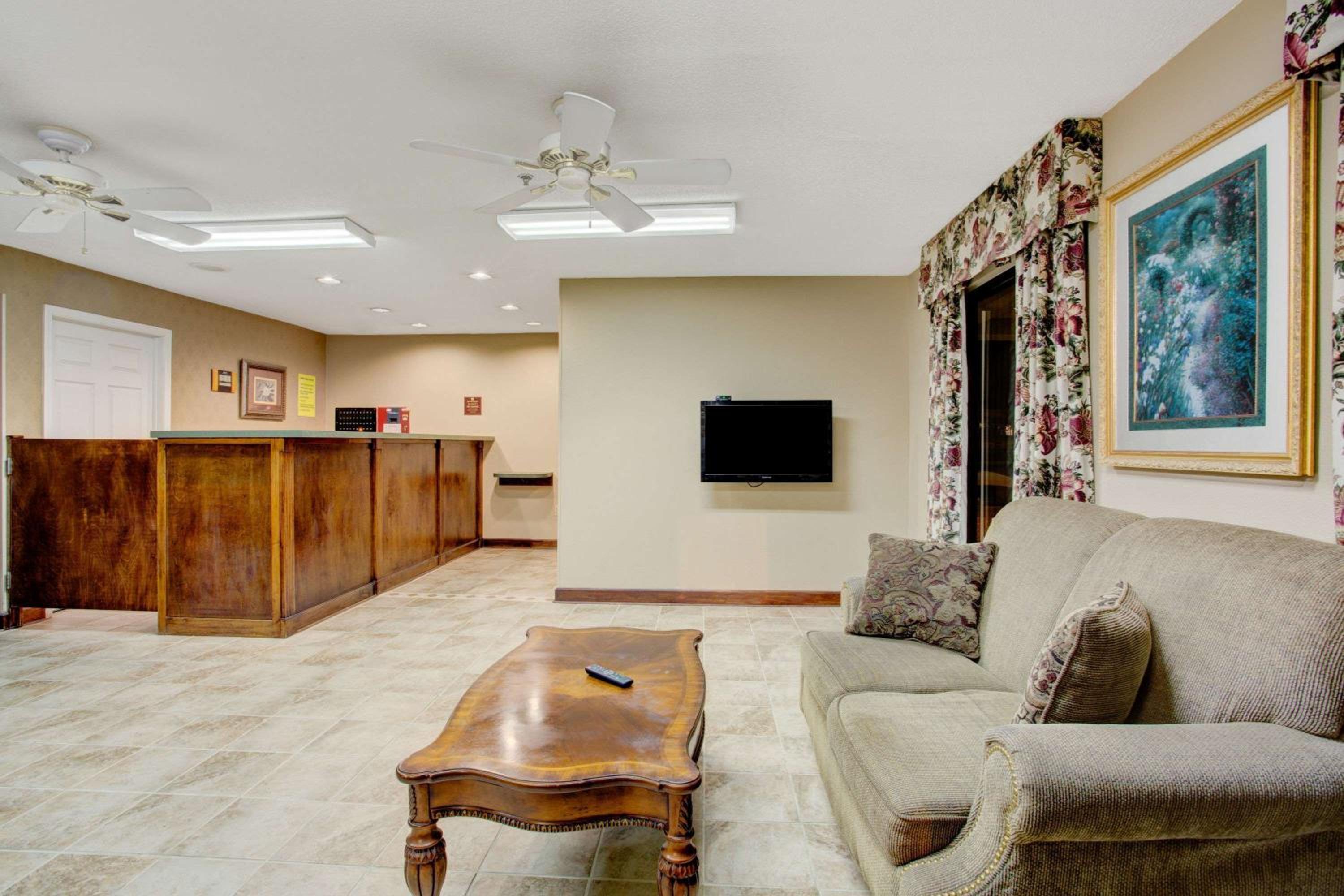 Super 8 by Wyndham Booneville view 2