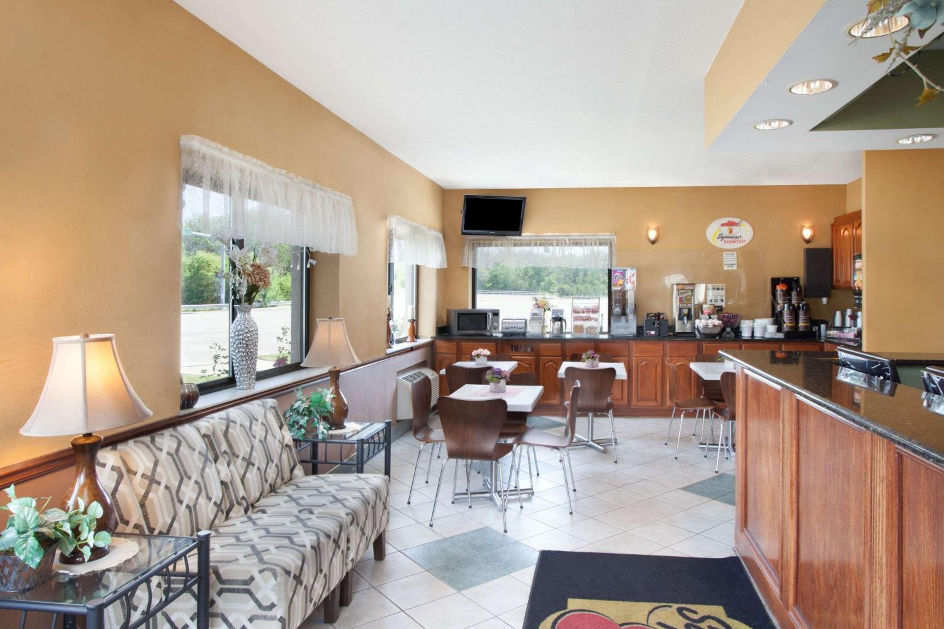 Super 8 by Wyndham Chicago/Rosemont/O'Hare/SE - Property Image 3