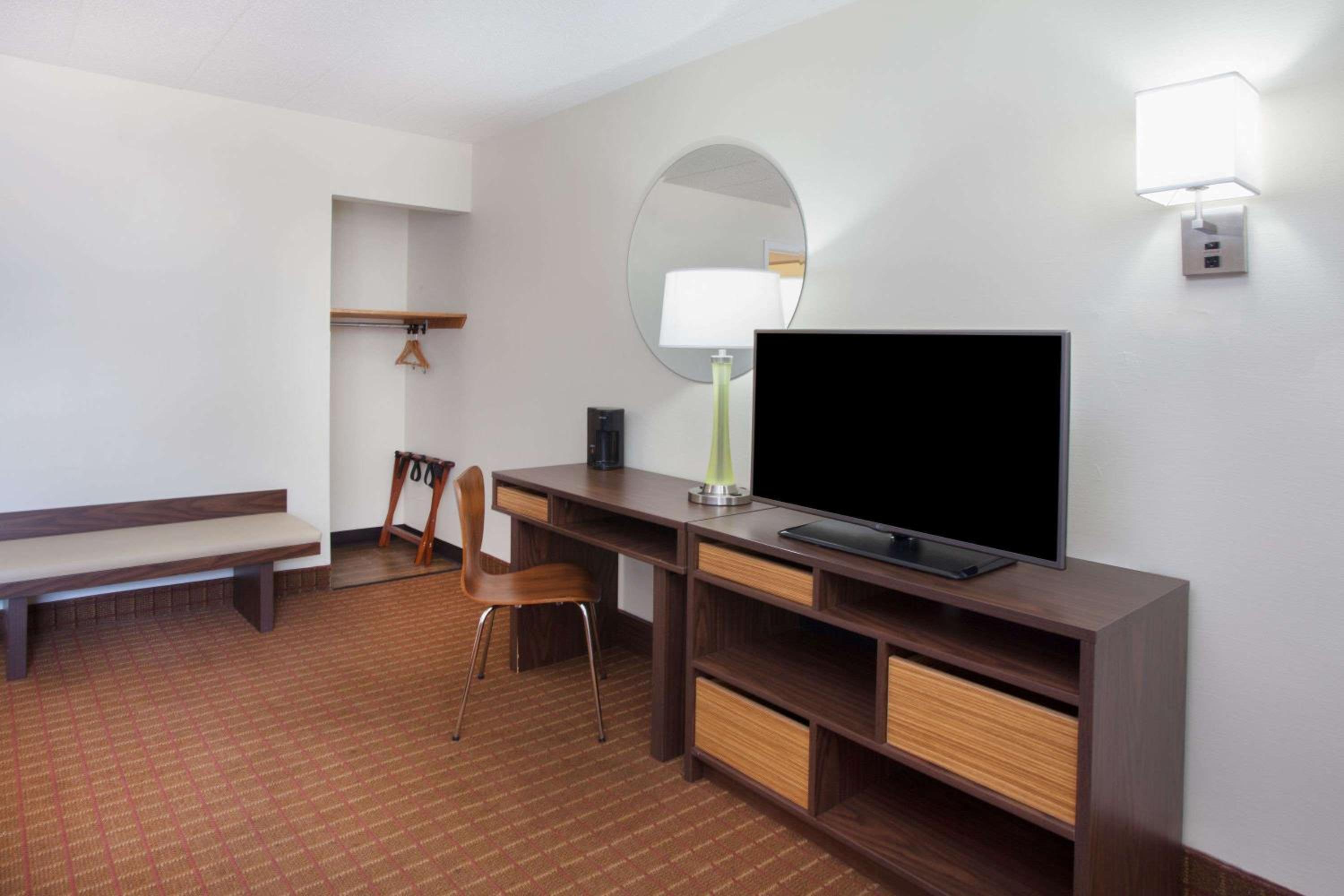Super 8 by Wyndham Chicago/Rosemont/O'Hare/SE - Property Image 2