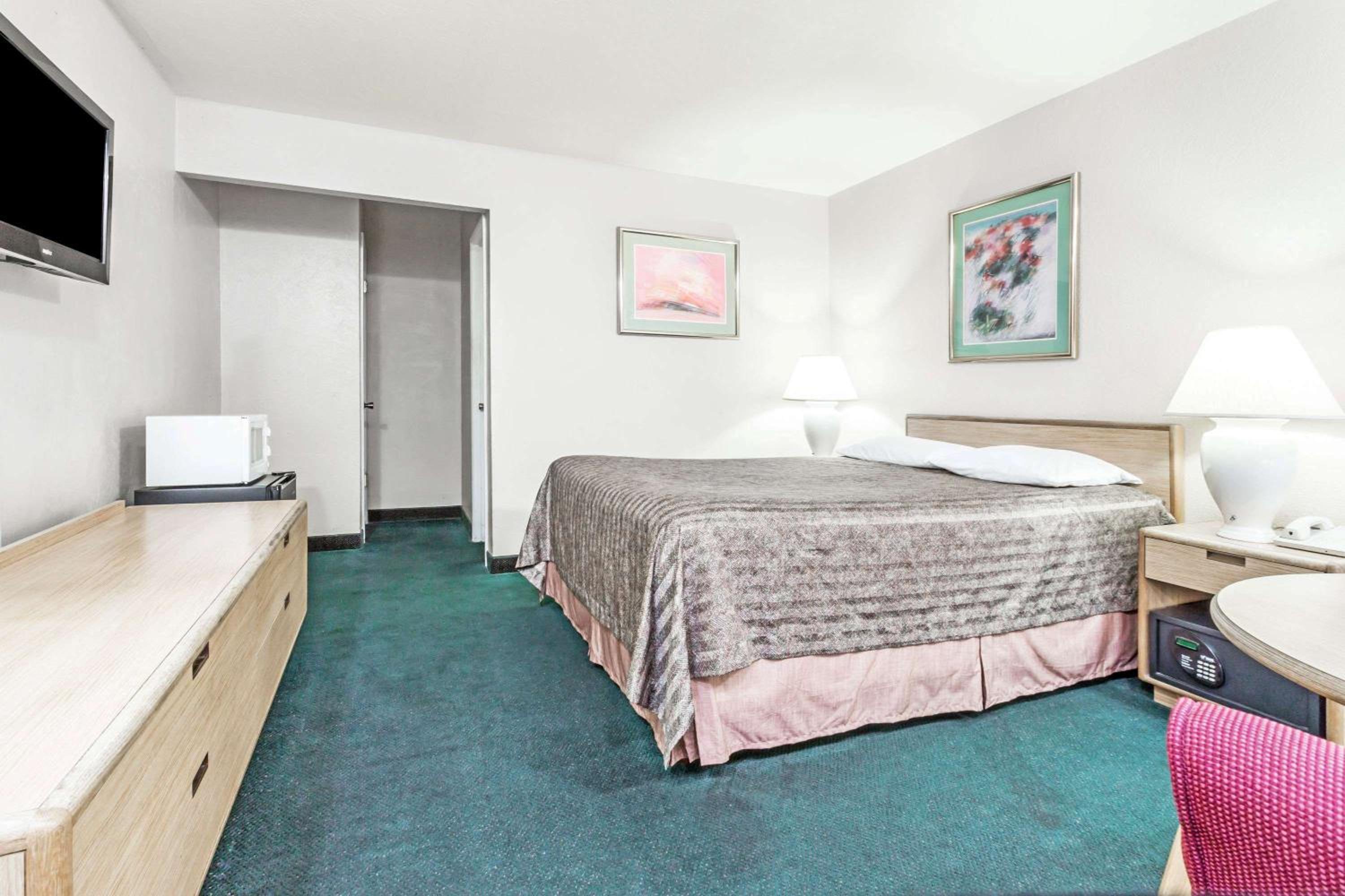 Travelodge by Wyndham La Grande view 4