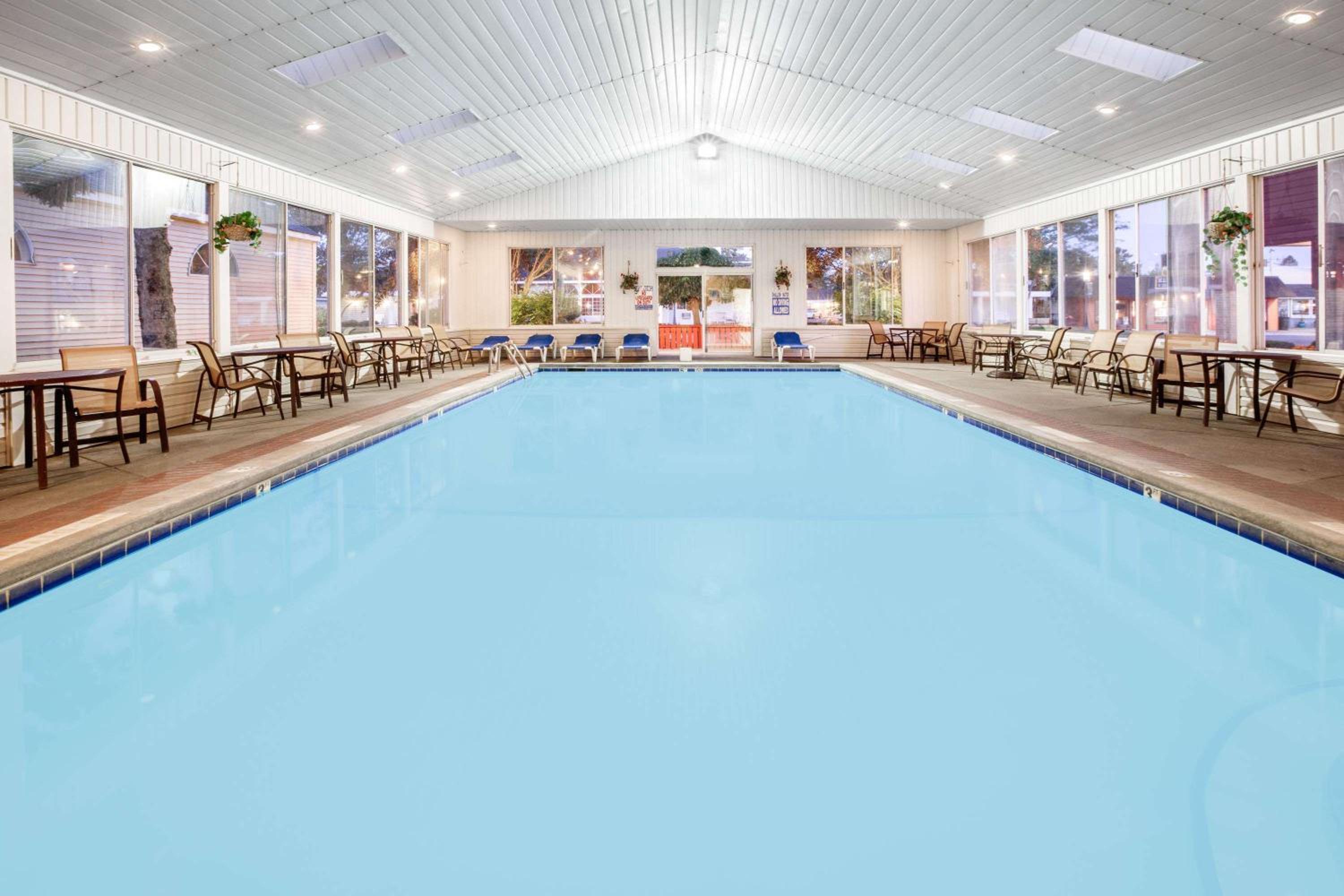 Super 8 Beachfront by Wyndham Mackinaw City, MI view 5