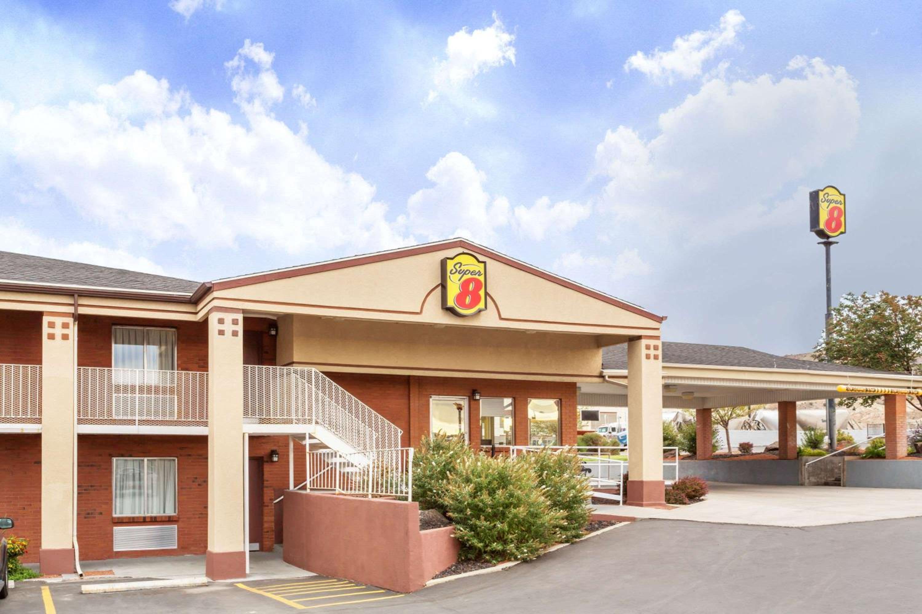 Richfield Vacations - Super 8 by Wyndham Salina/Scenic Hills Area - Property Image 1