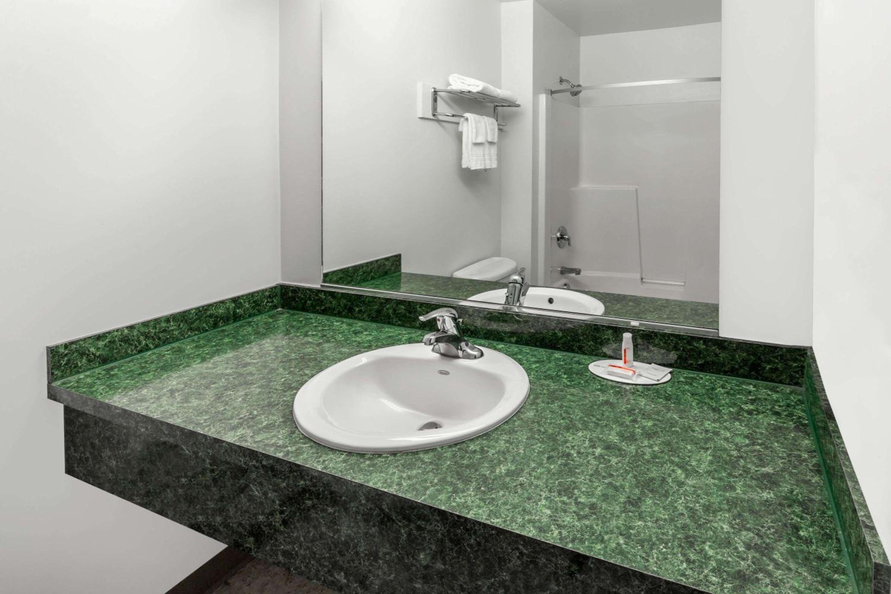 Super 8 by Wyndham Central Pt Medford - Property Image 21