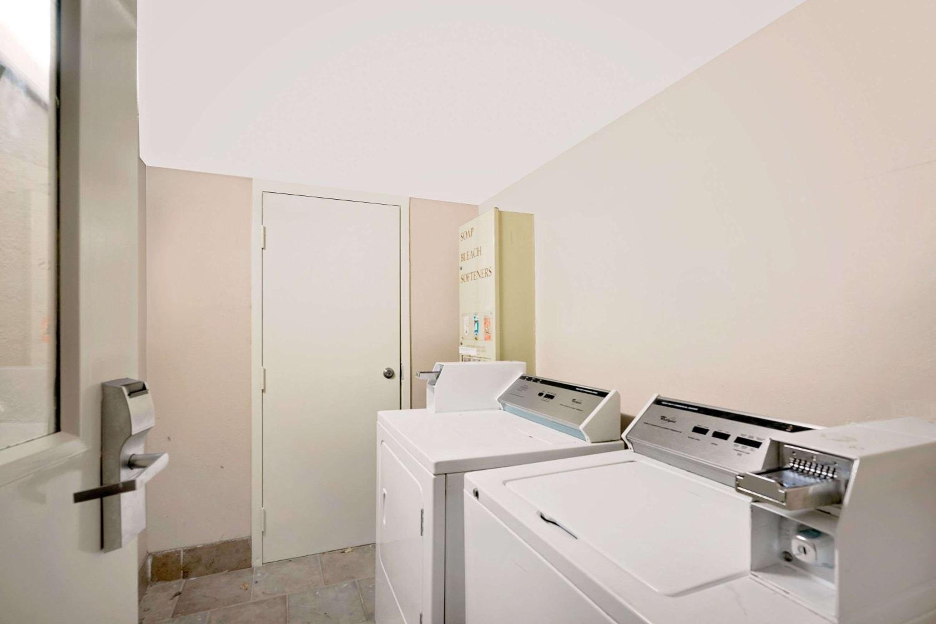 Super 8 by Wyndham Hermitage Nashville - Property Image 11