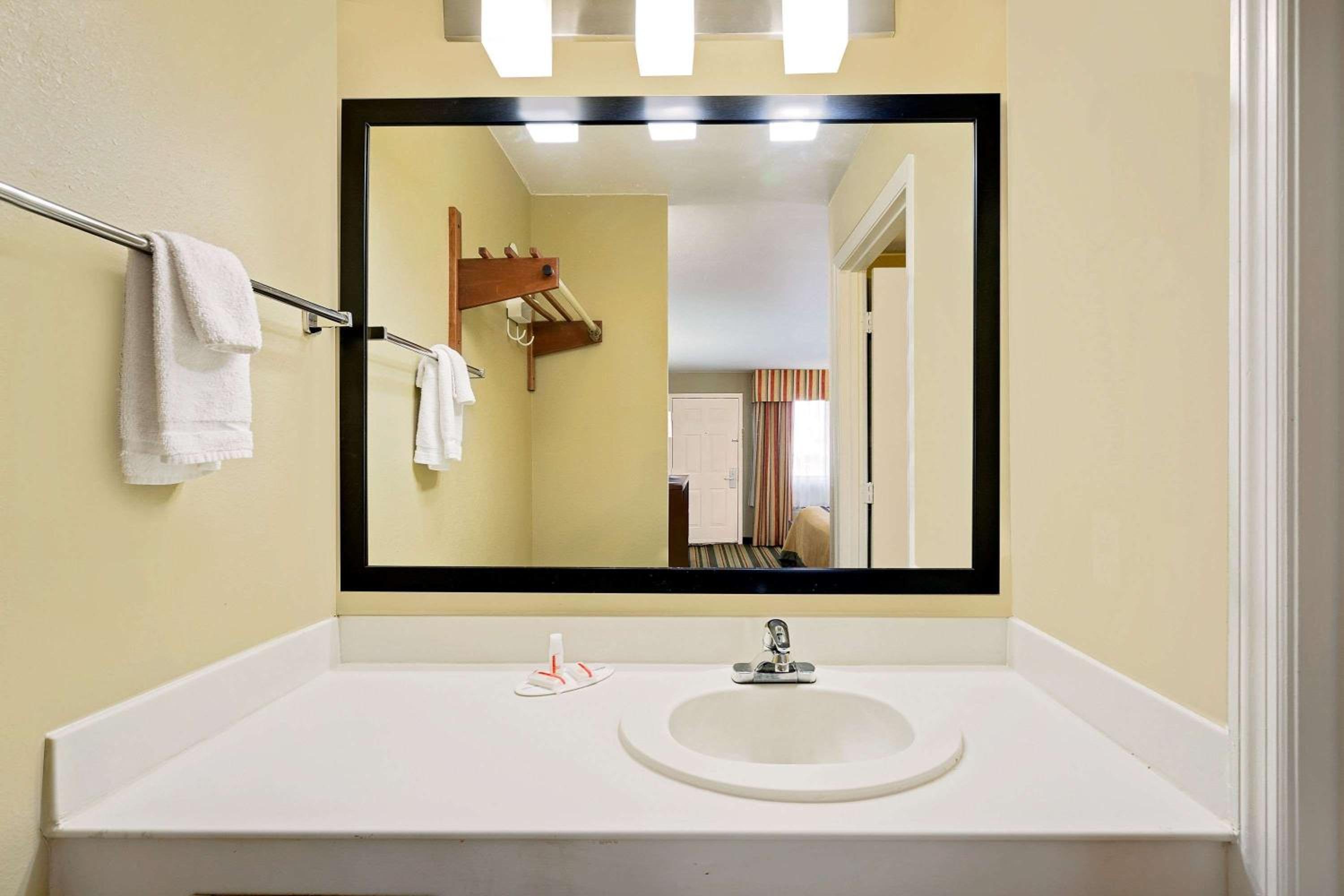 Super 8 by Wyndham Hermitage Nashville - Property Image 5
