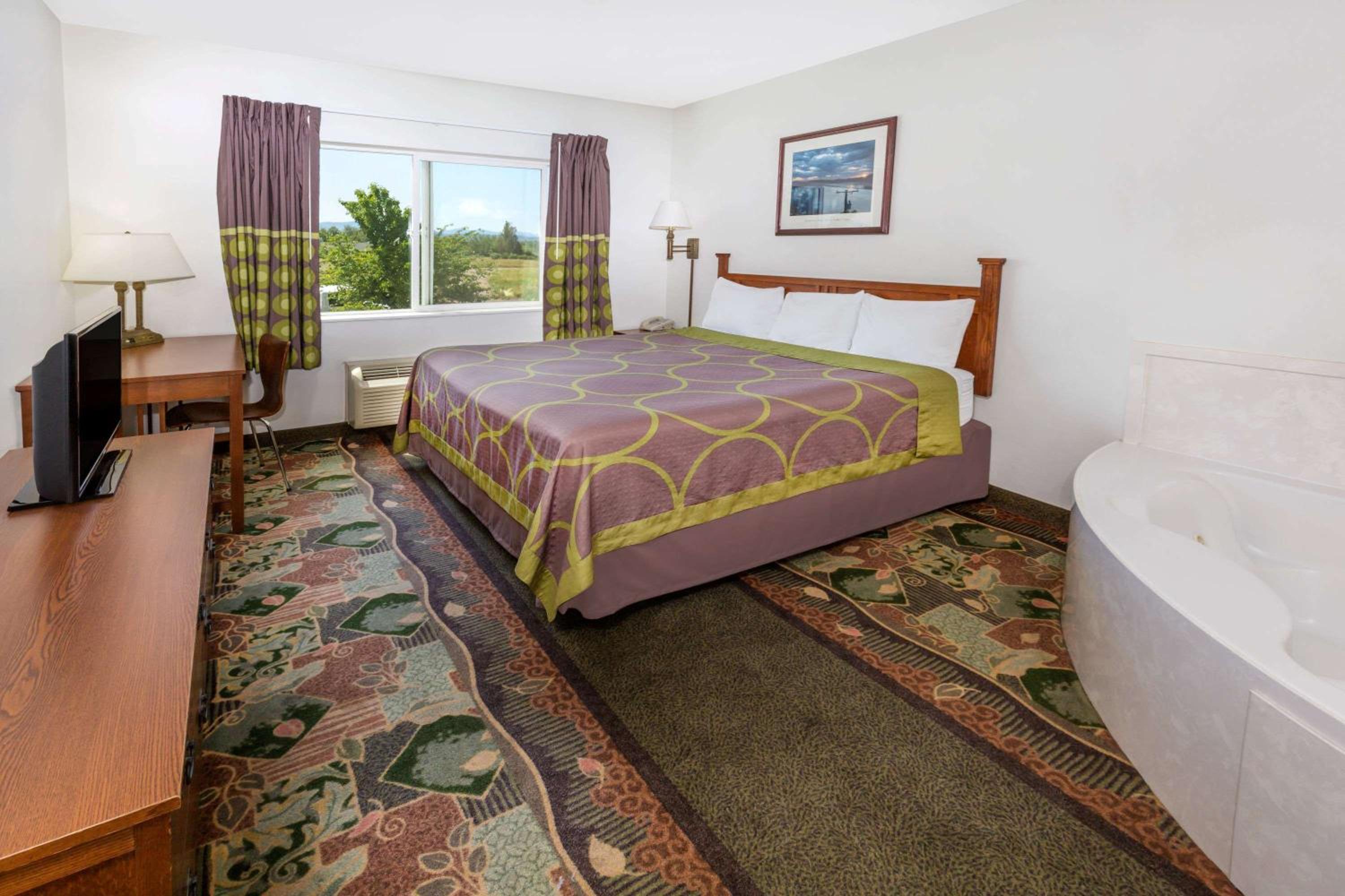 Super 8 by Wyndham Central Pt Medford - Property Image 1