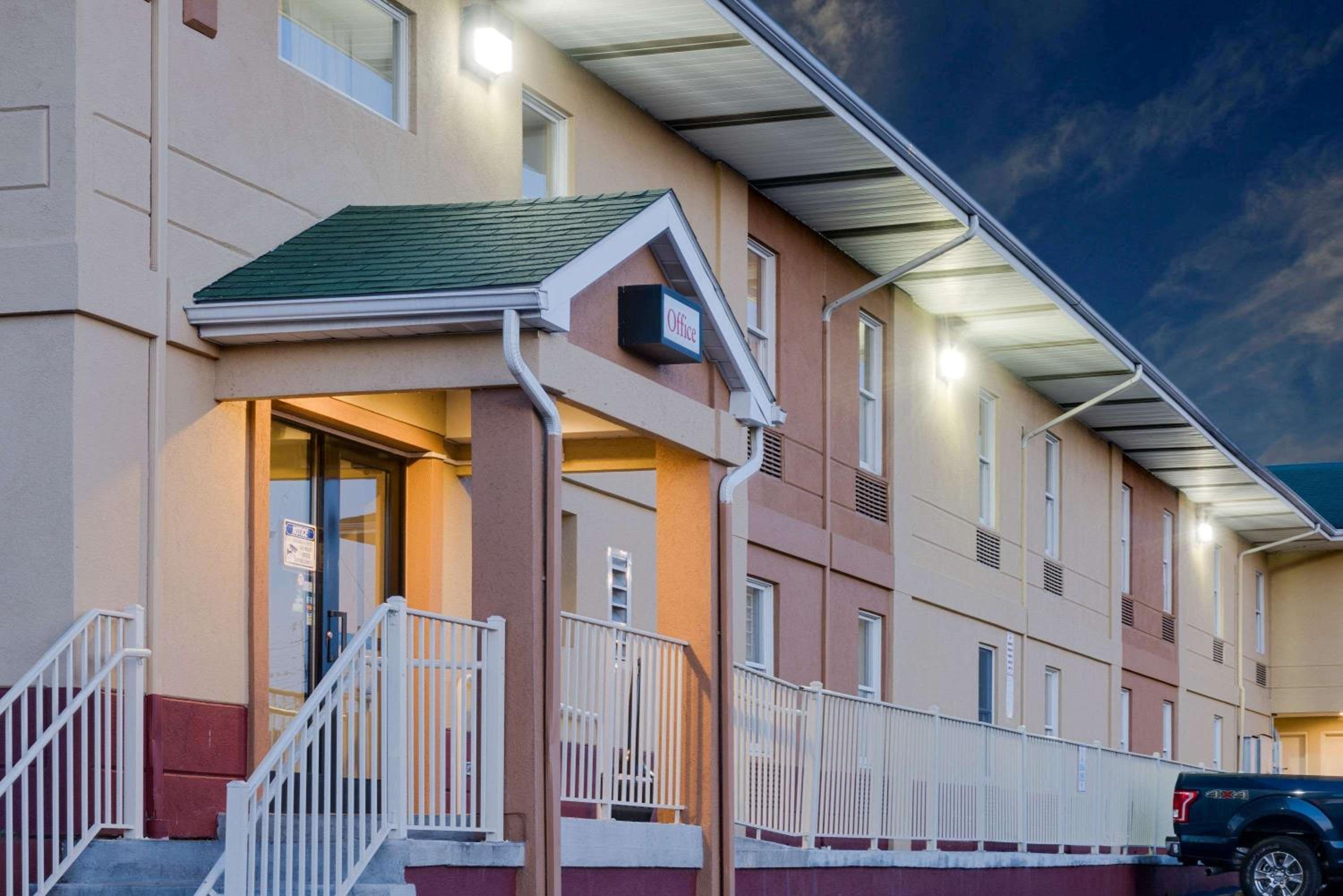 Hotel Super 8 by Wyndham Allentown - Image 1