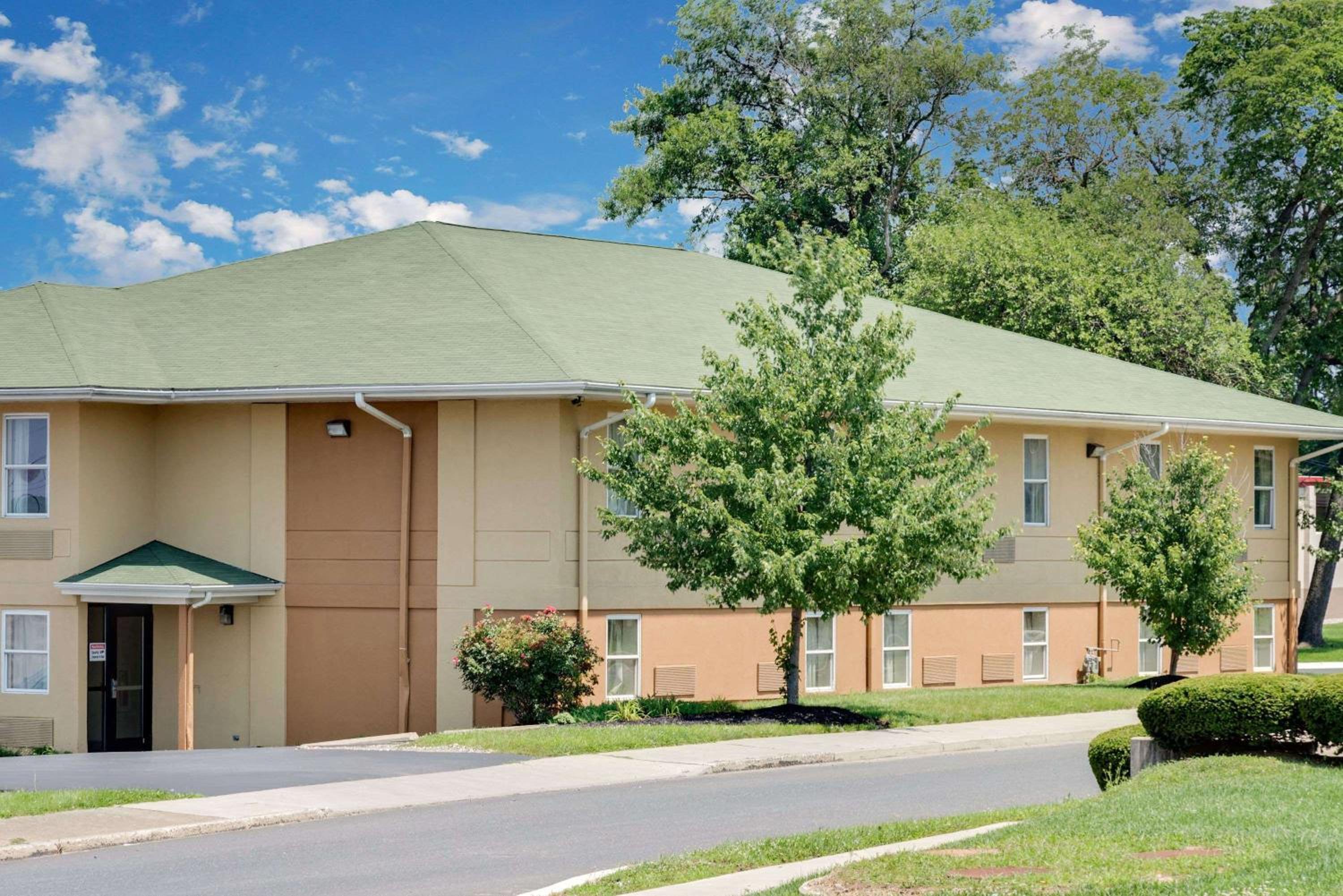 Super 8 by Wyndham Allentown view 2