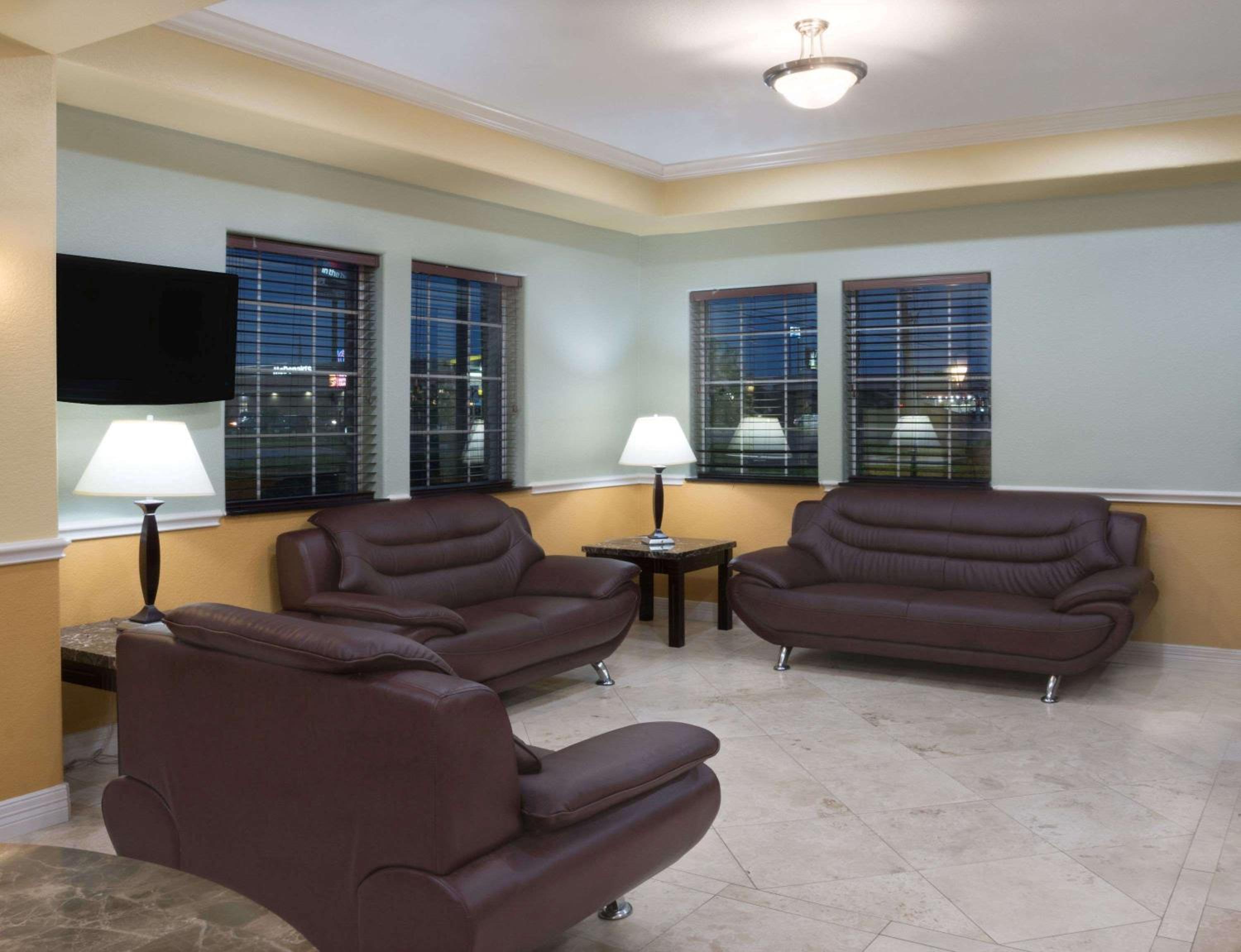 Super 8 by Wyndham Rosenberg TX view 4