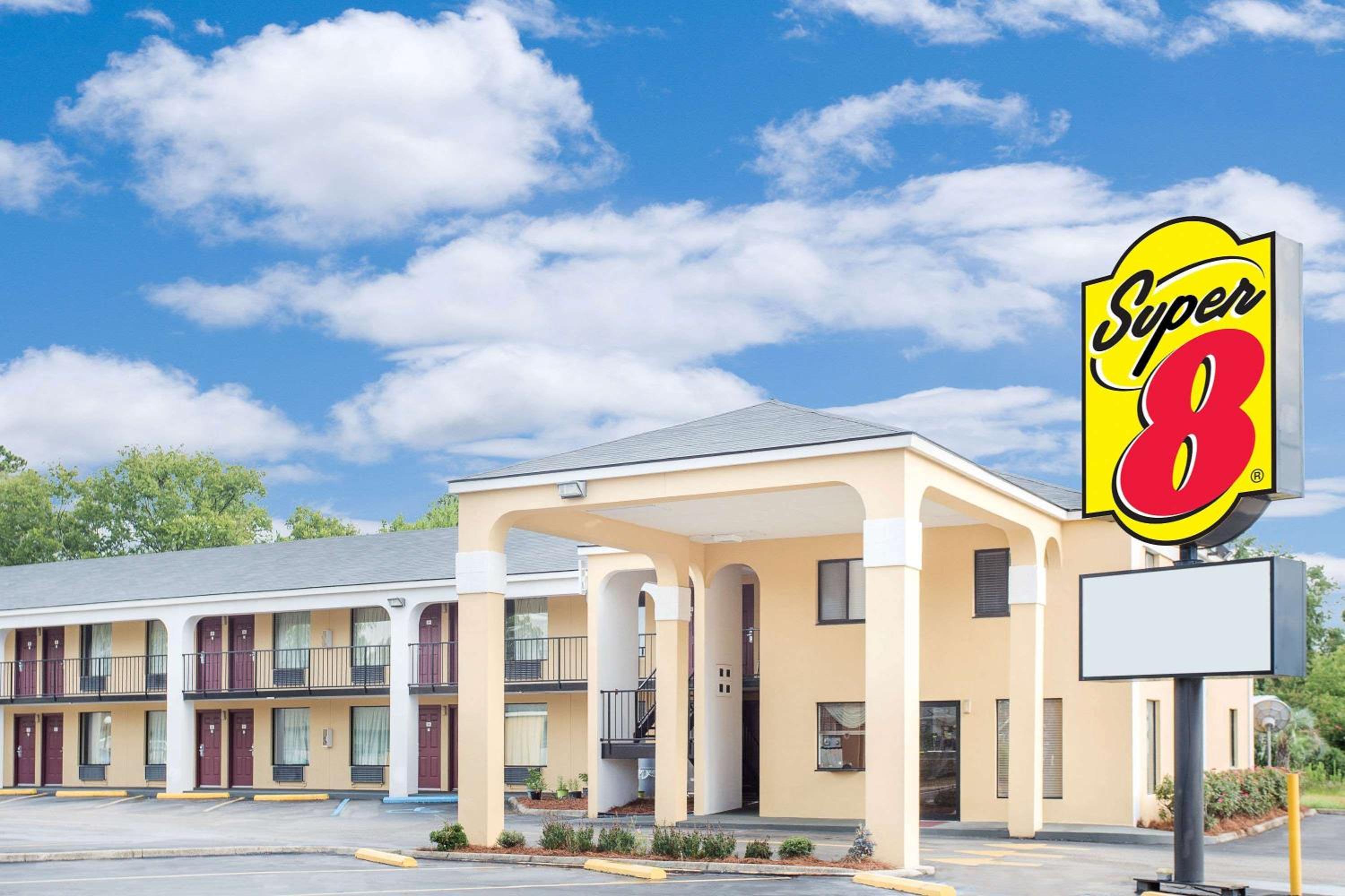 Eufaula Vacations - Super 8 by Wyndham Eufaula - Property Image 1