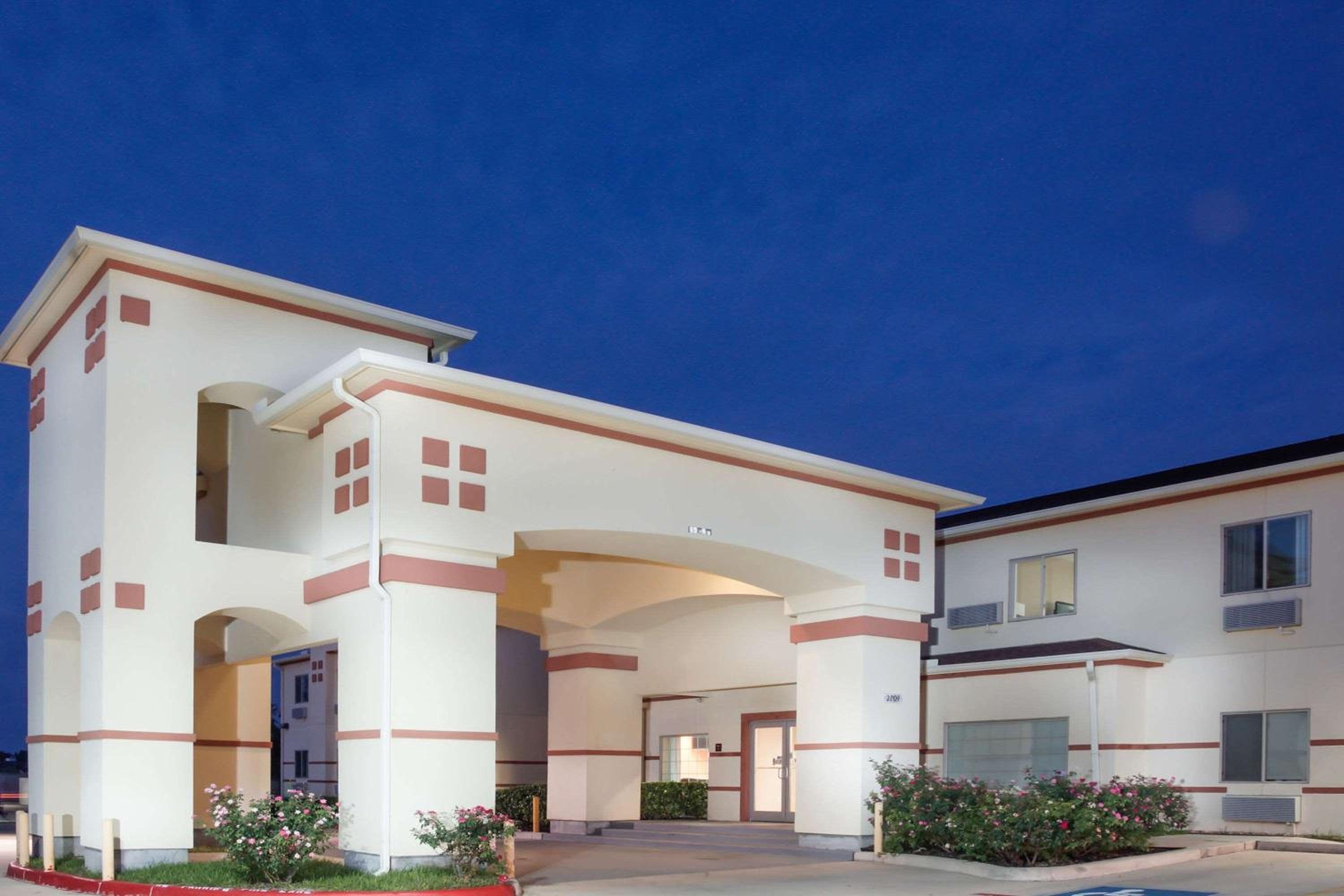 Brenham Vacations - Super 8 by Wyndham Brenham TX - Property Image 1