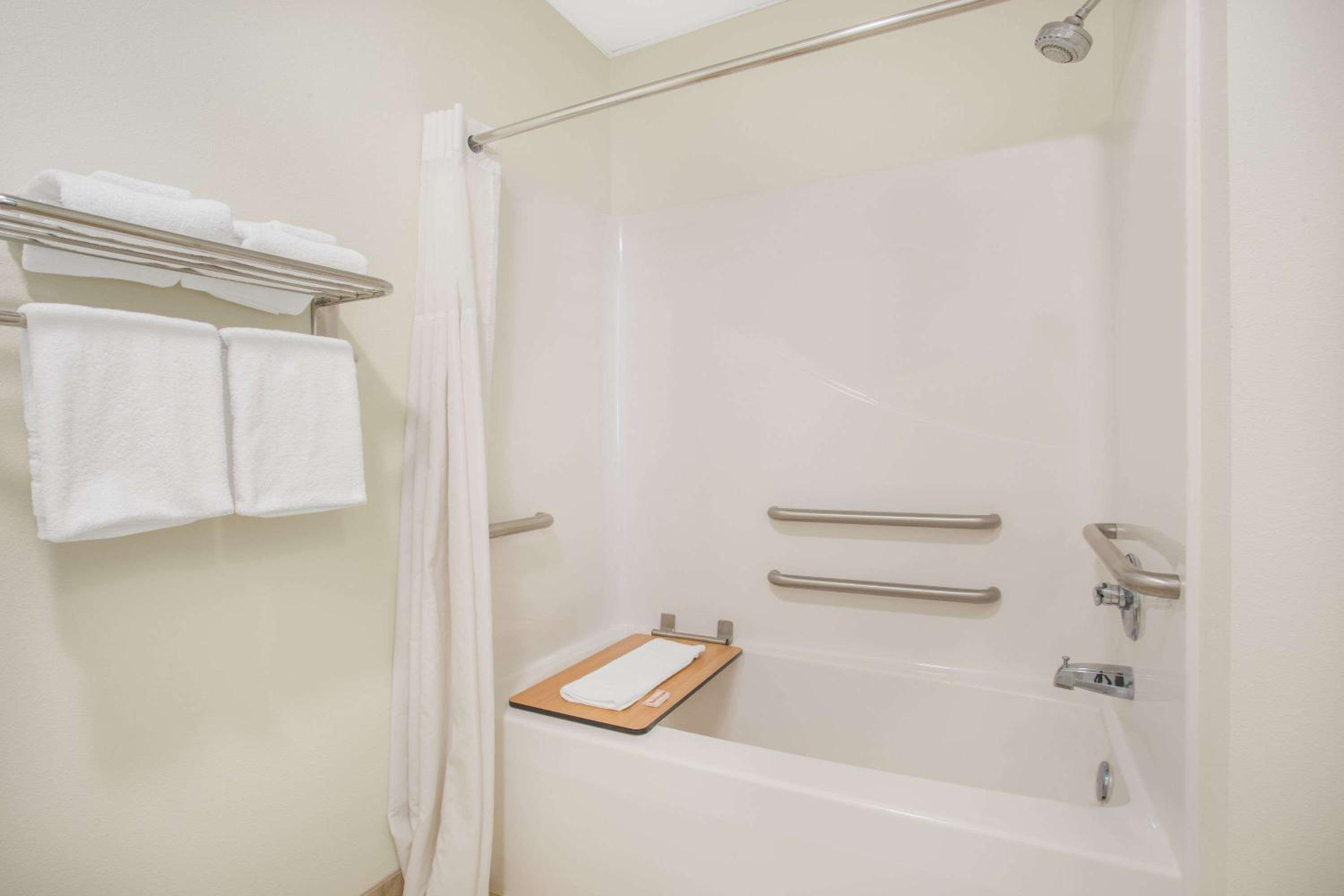 Super 8 by Wyndham Cedar Falls view 5