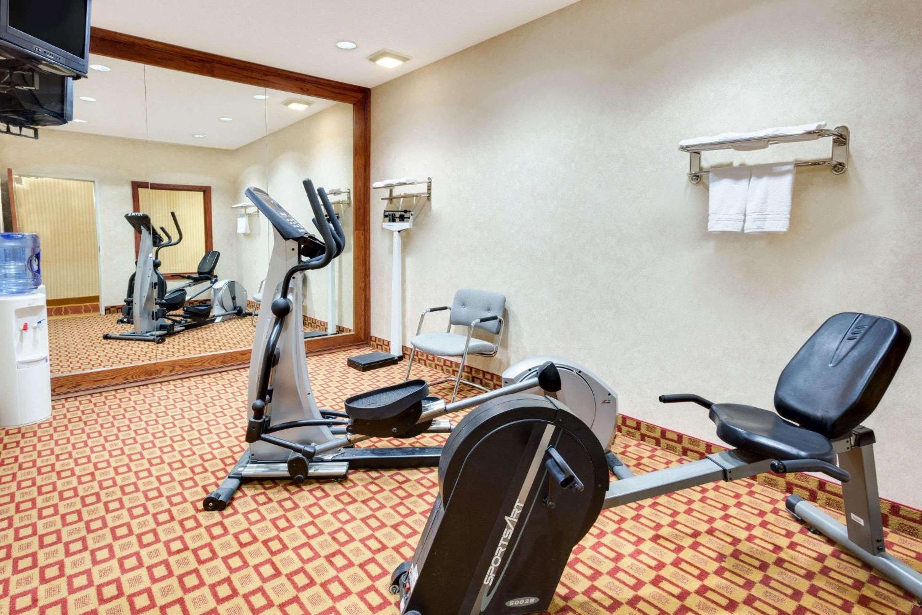 Super 8 by Wyndham Freeport view 3