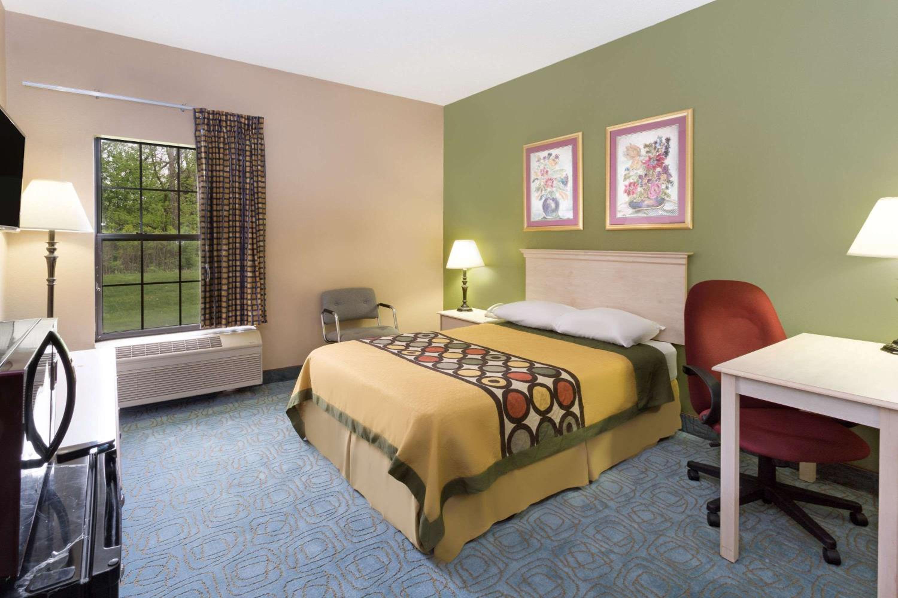 Super 8 by Wyndham Freeport view 4