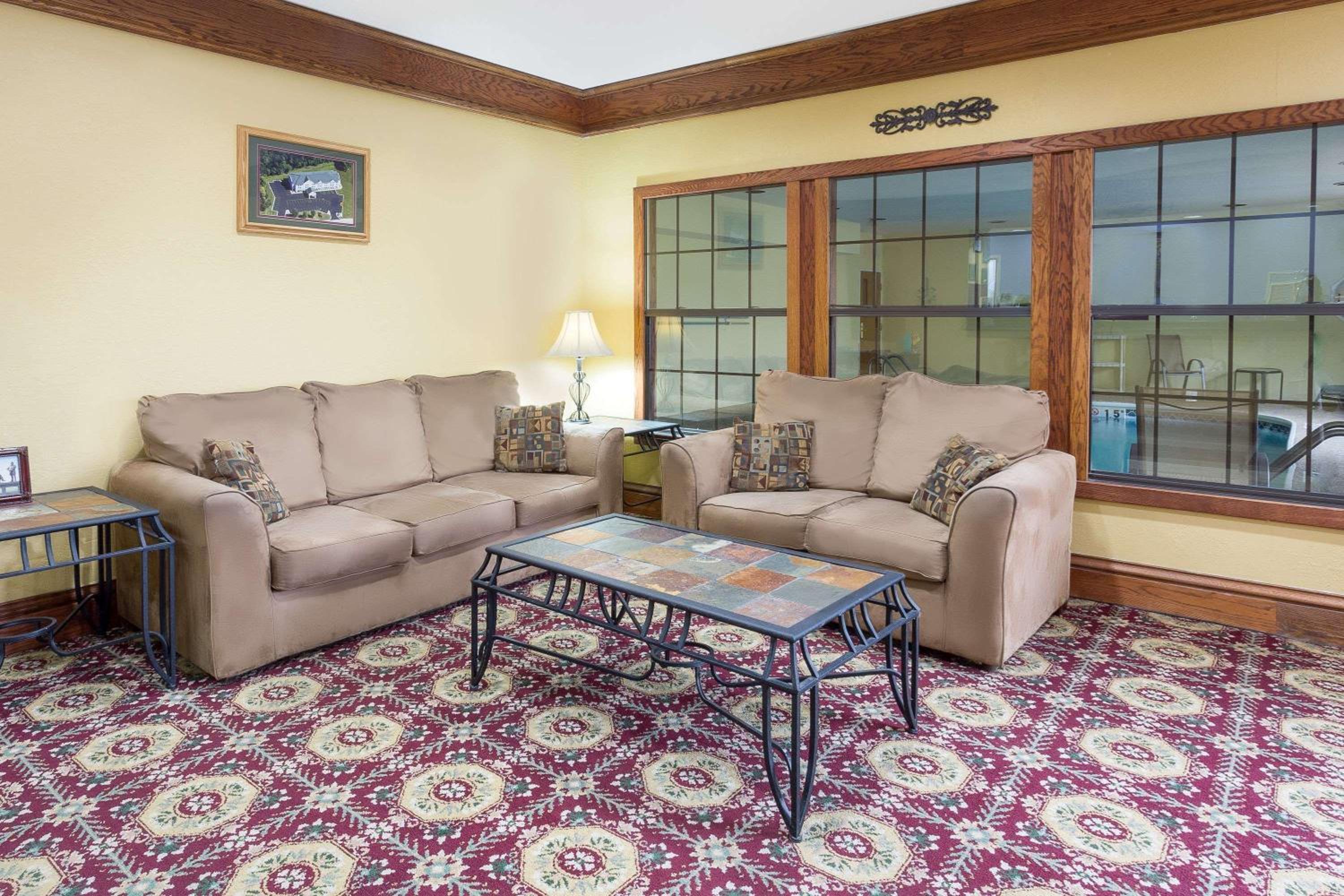 Super 8 by Wyndham Freeport view 2