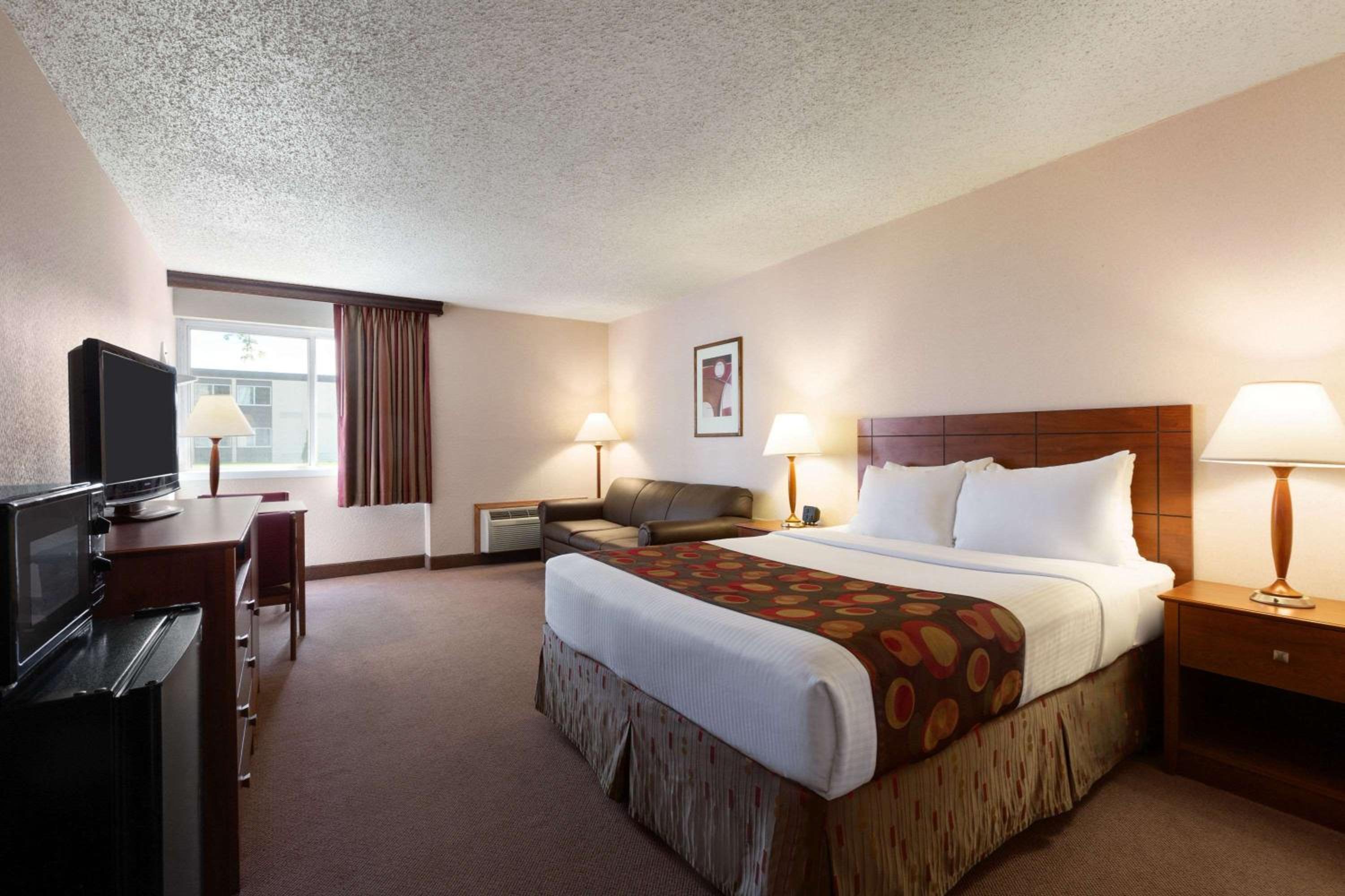 Bismarck Vacations - Ramada by Wyndham Bismarck - Property Image 9