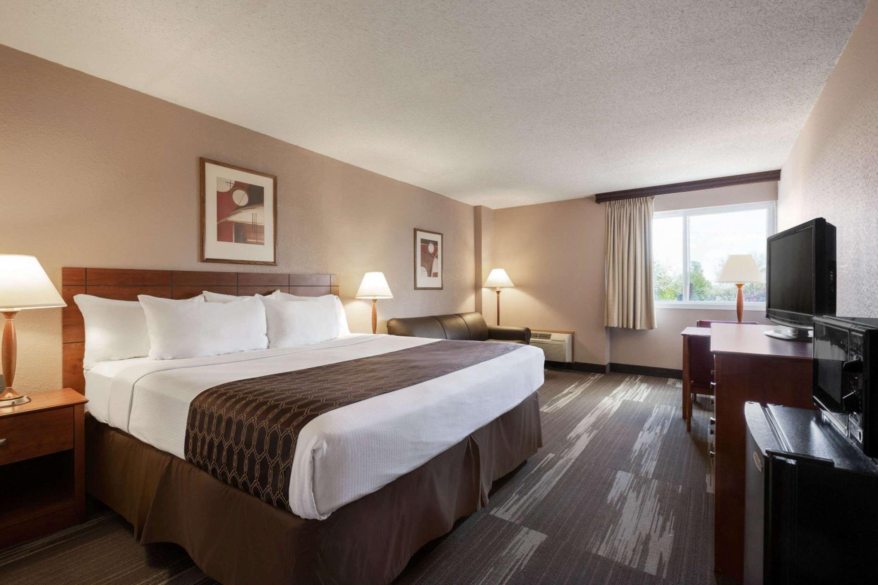 Bismarck Vacations - Ramada by Wyndham Bismarck - Property Image 11