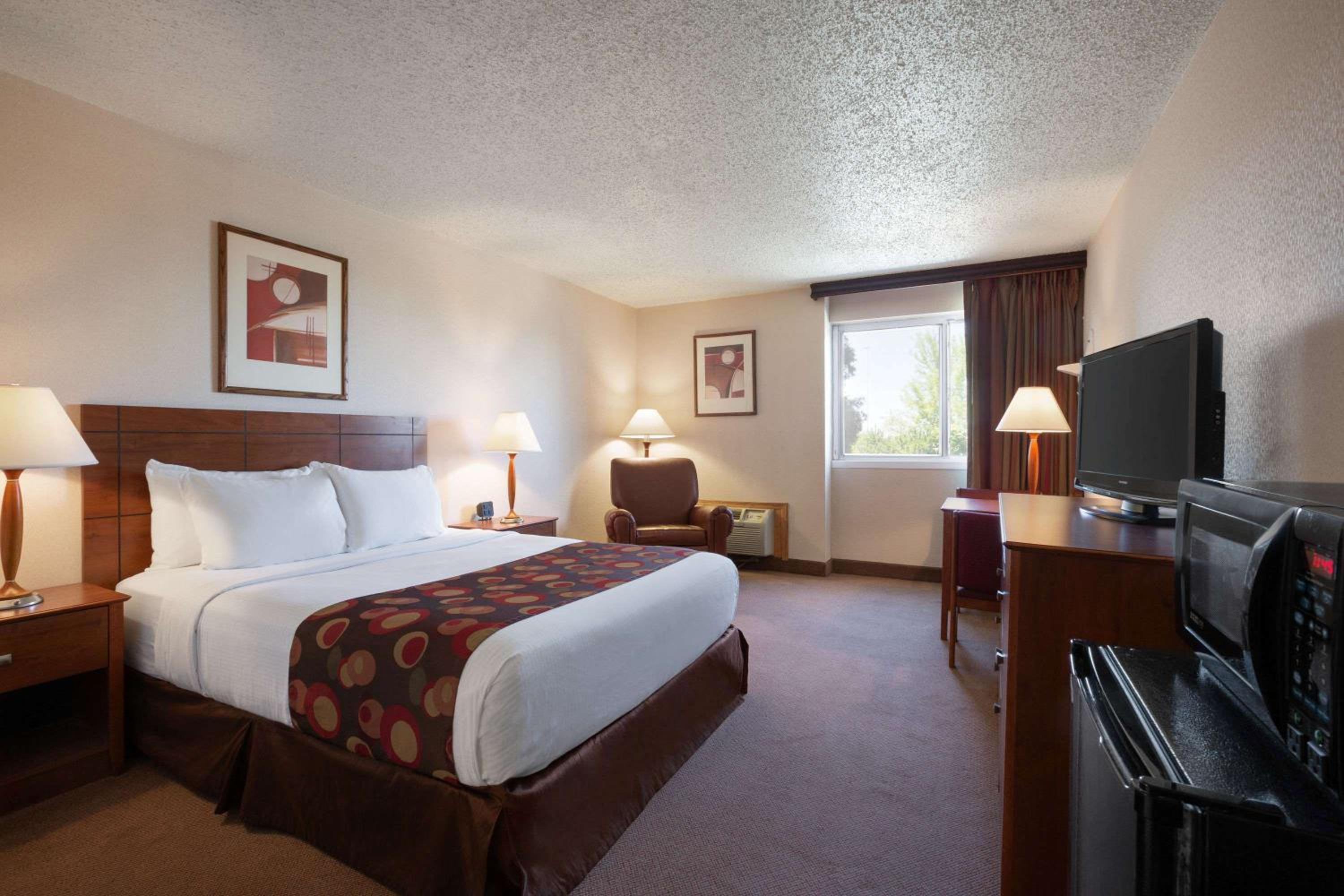 Bismarck Vacations - Ramada by Wyndham Bismarck - Property Image 10