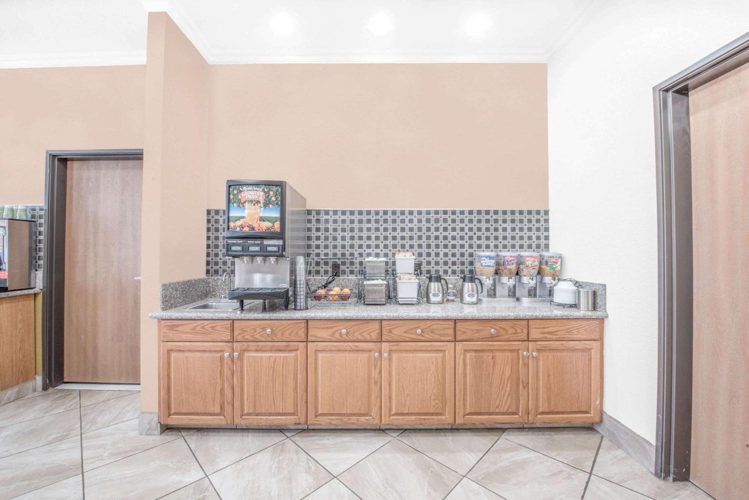 Baymont by Wyndham Pearsall view 5