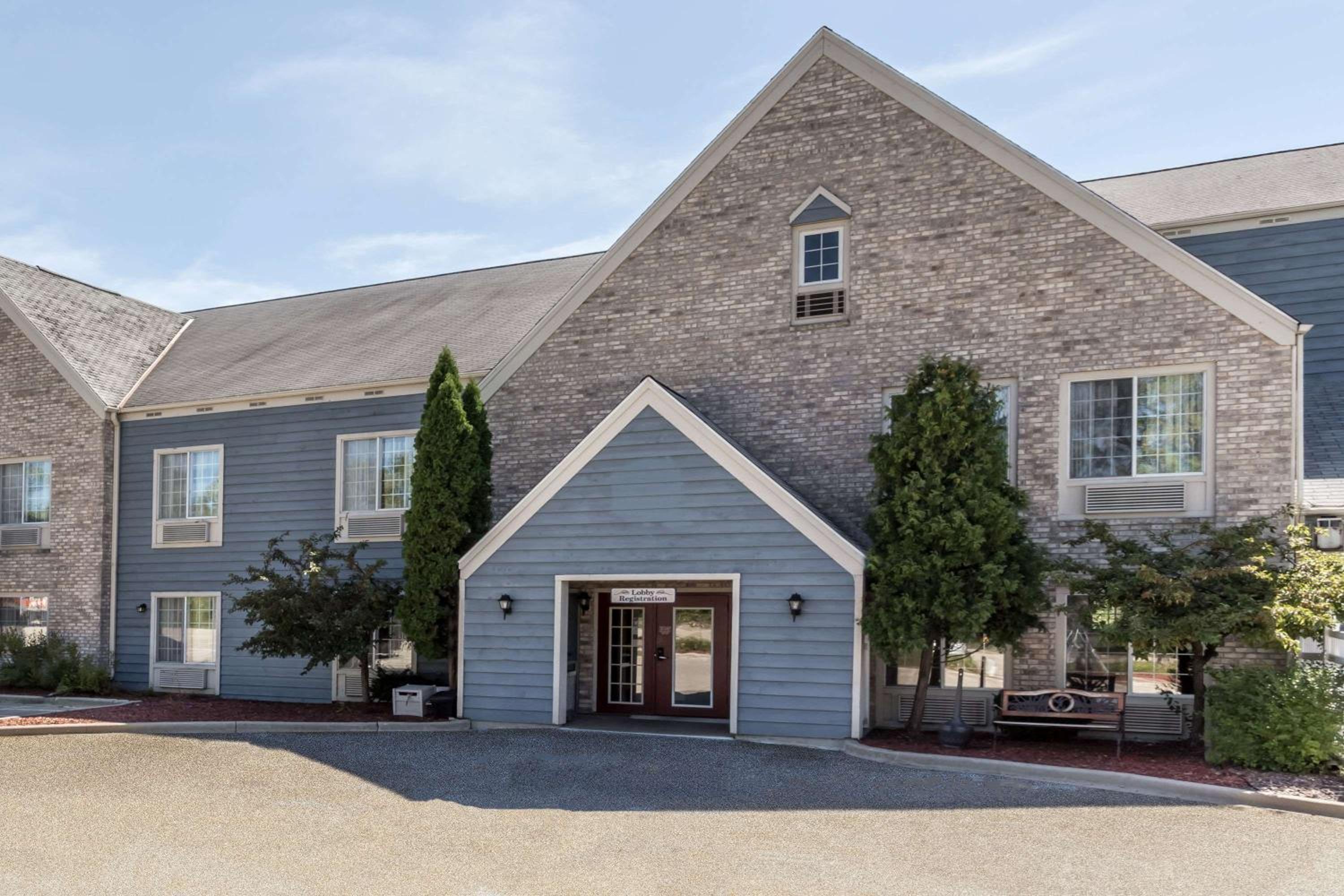 Milwaukee Vacations - Baymont by Wyndham Mequon Milwaukee Area - Property Image 1