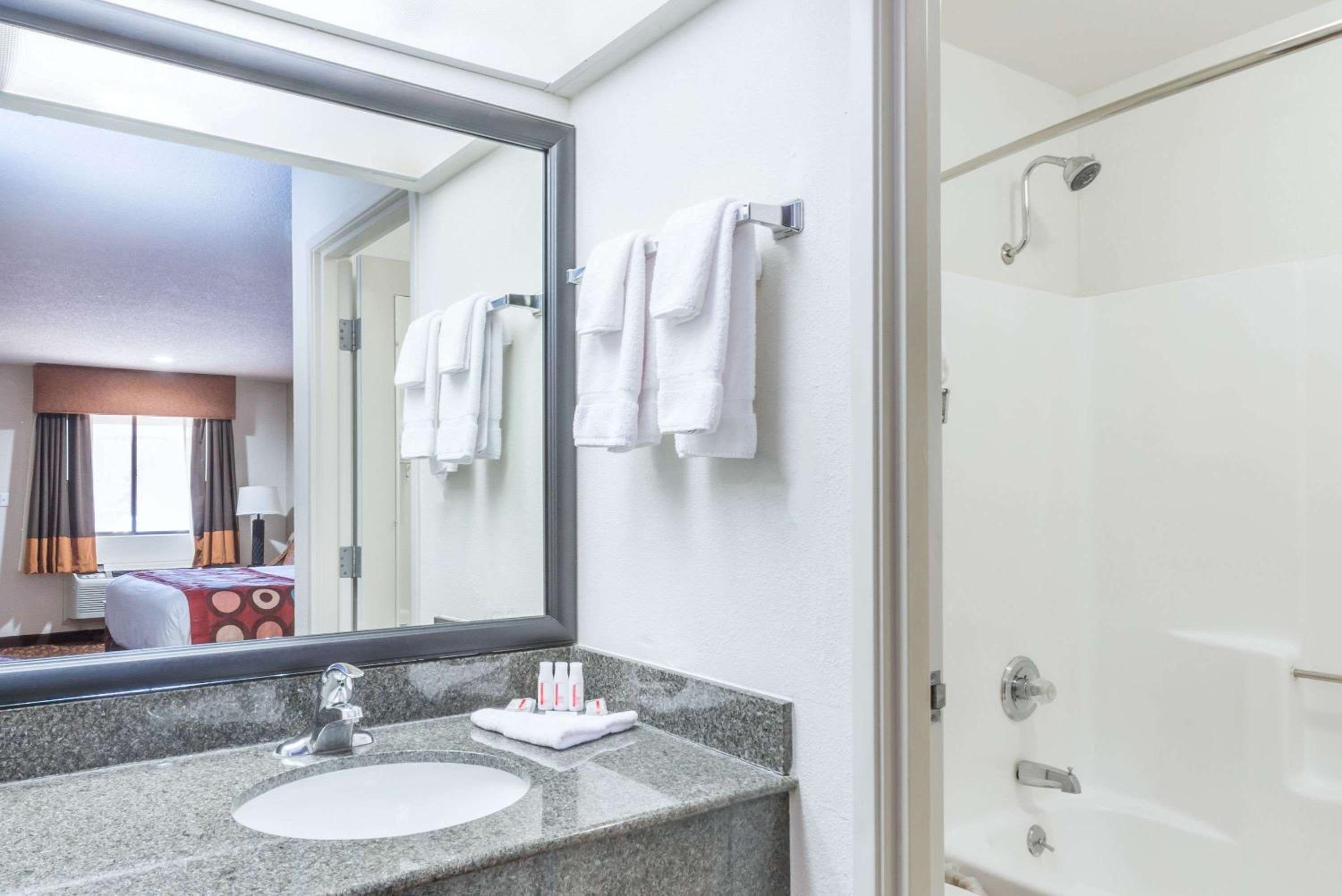 Clovis Vacations - Super 8 by Wyndham Clovis - Property Image 4