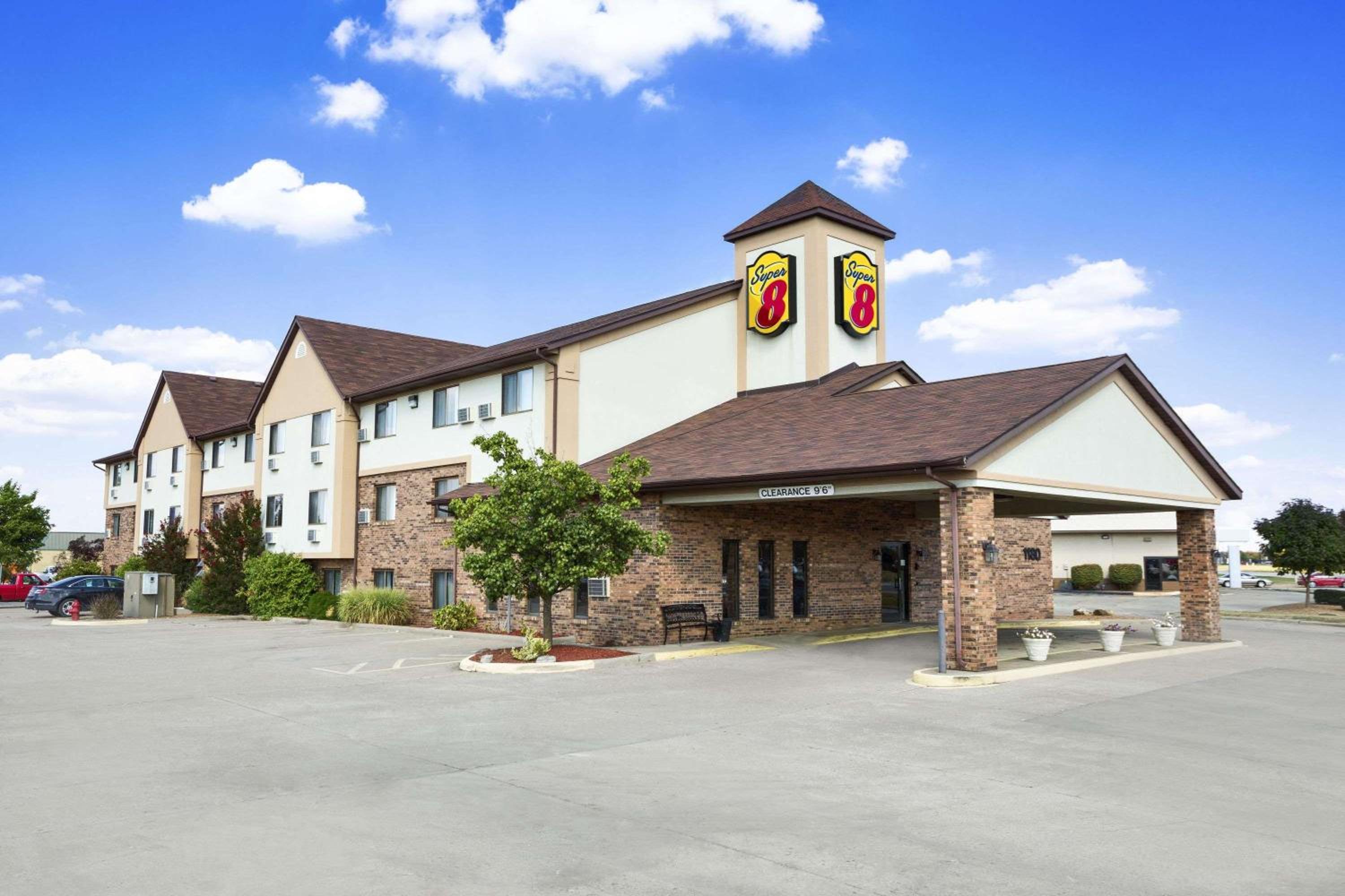 Carbondale Vacations - Super 8 by Wyndham Carbondale - Property Image 13