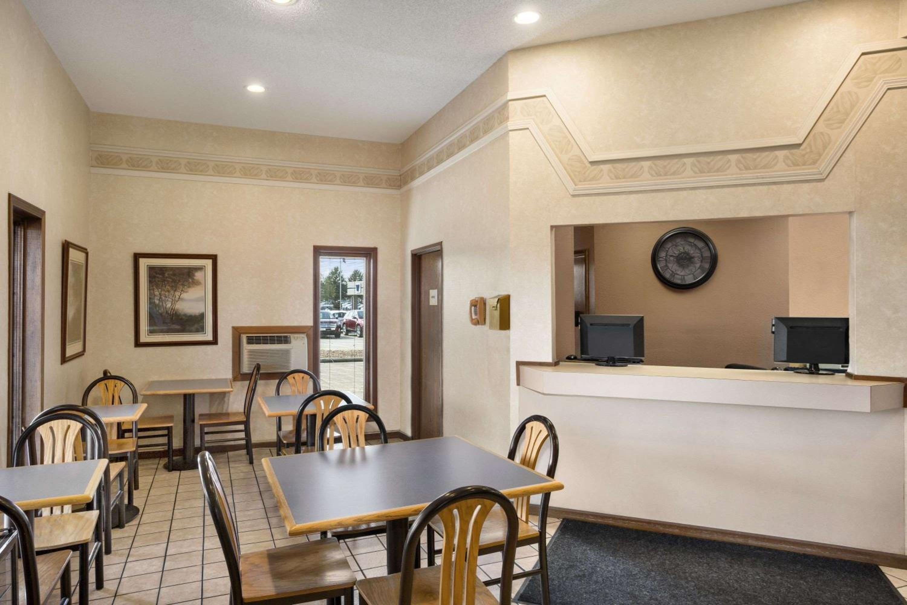 Carbondale Vacations - Super 8 by Wyndham Carbondale - Property Image 14