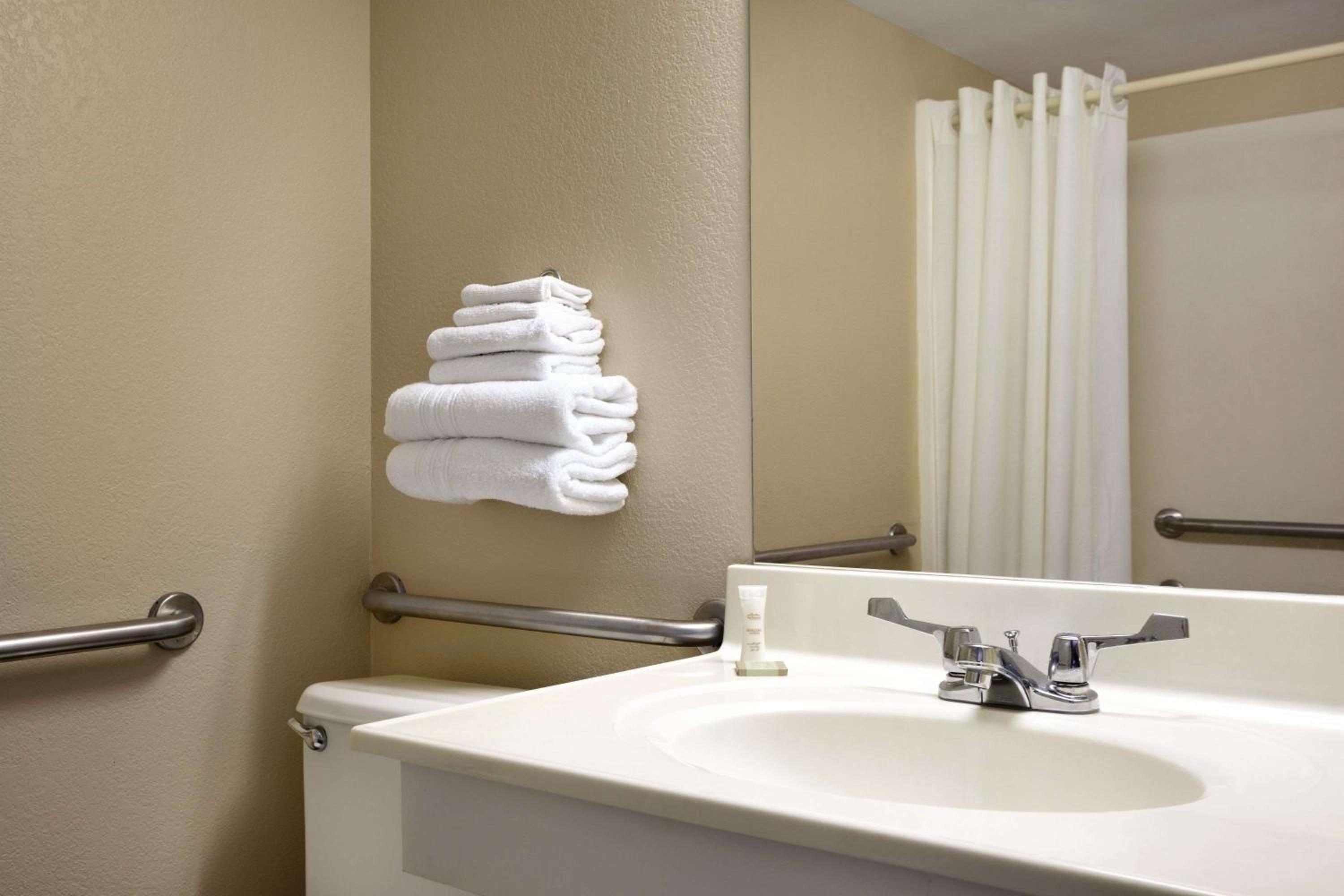 Carbondale Vacations - Super 8 by Wyndham Carbondale - Property Image 12