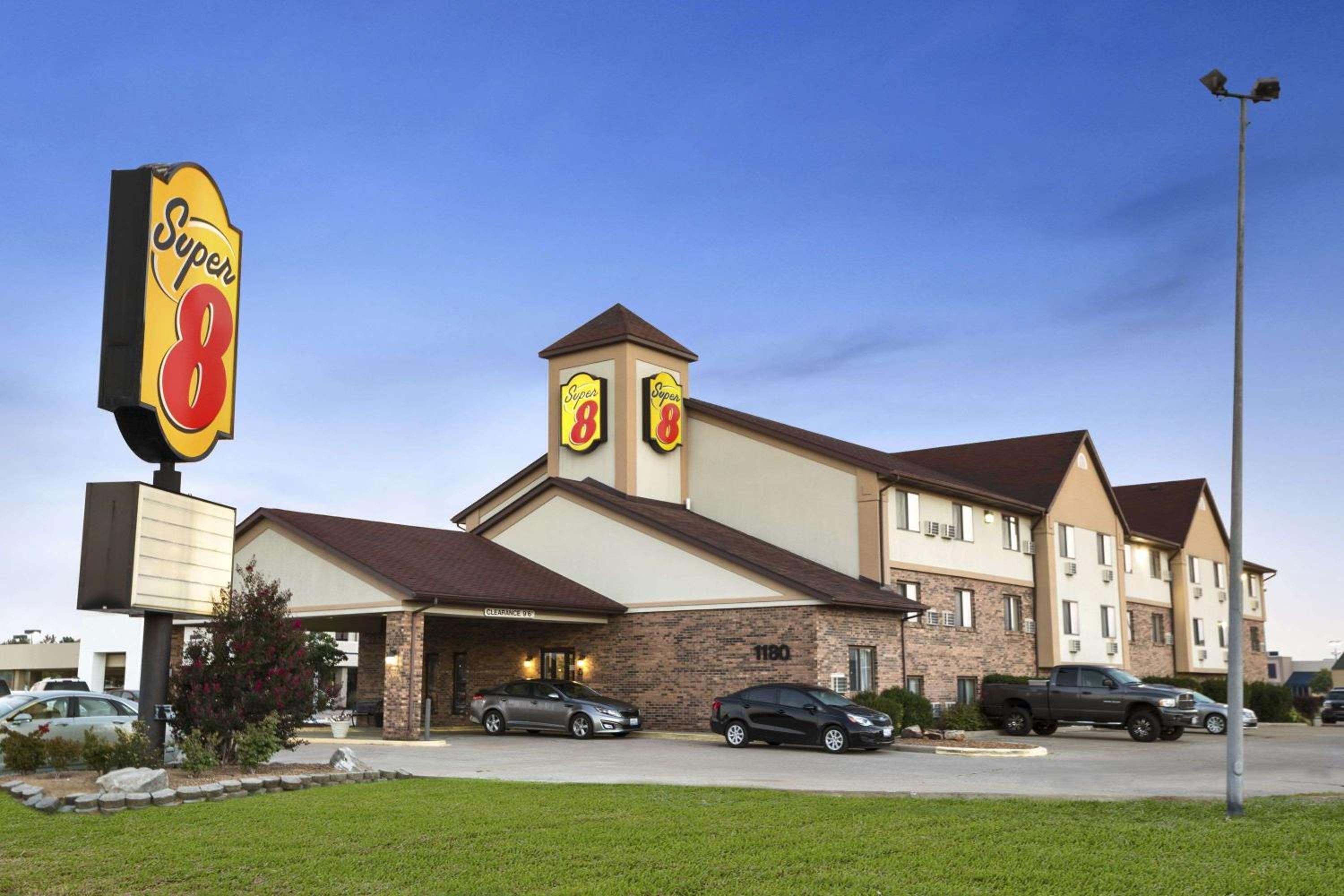 Carbondale Vacations - Super 8 by Wyndham Carbondale - Property Image 15