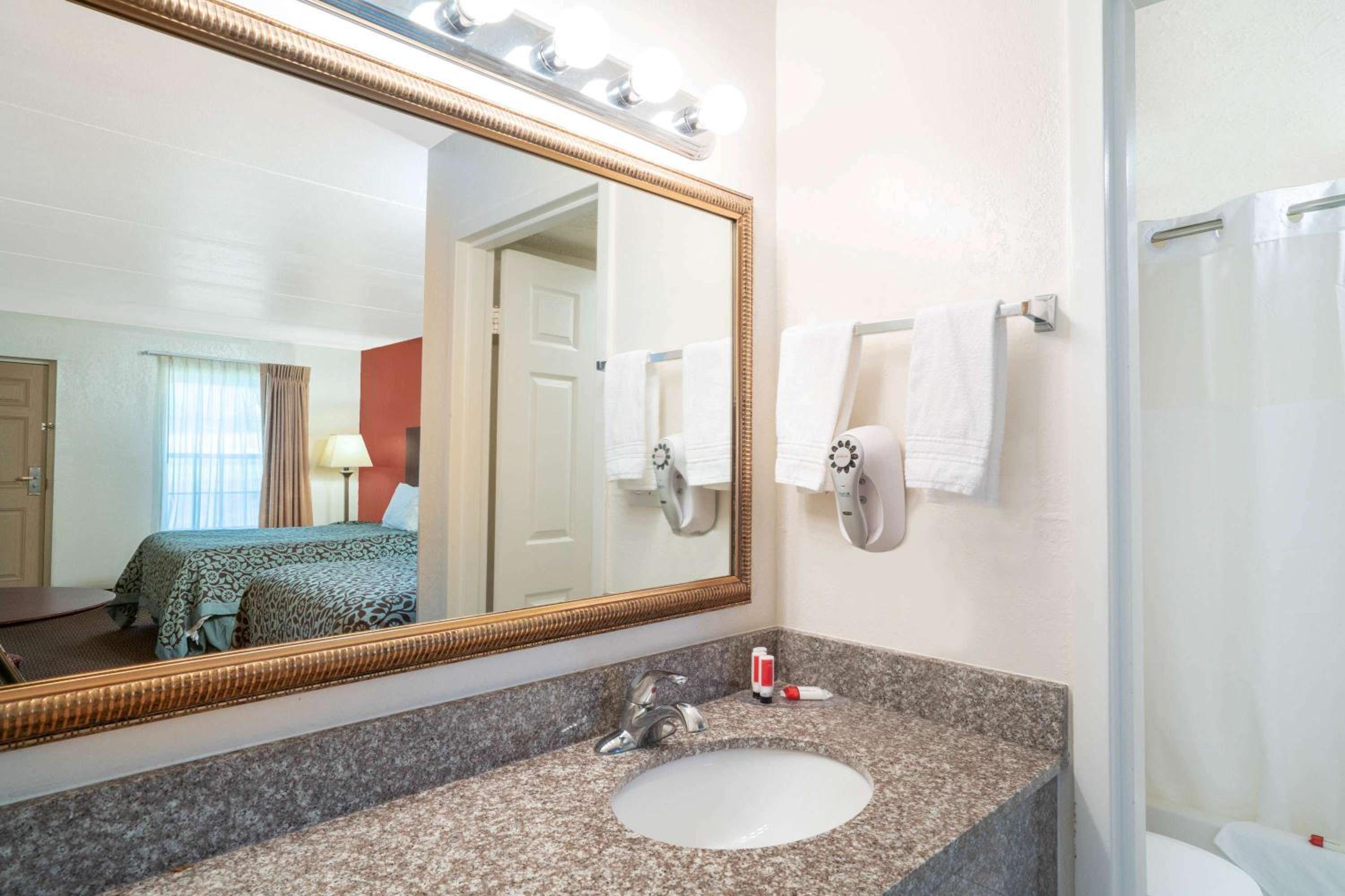 Cave City Vacations - Days Inn by Wyndham Cave City - Property Image 10